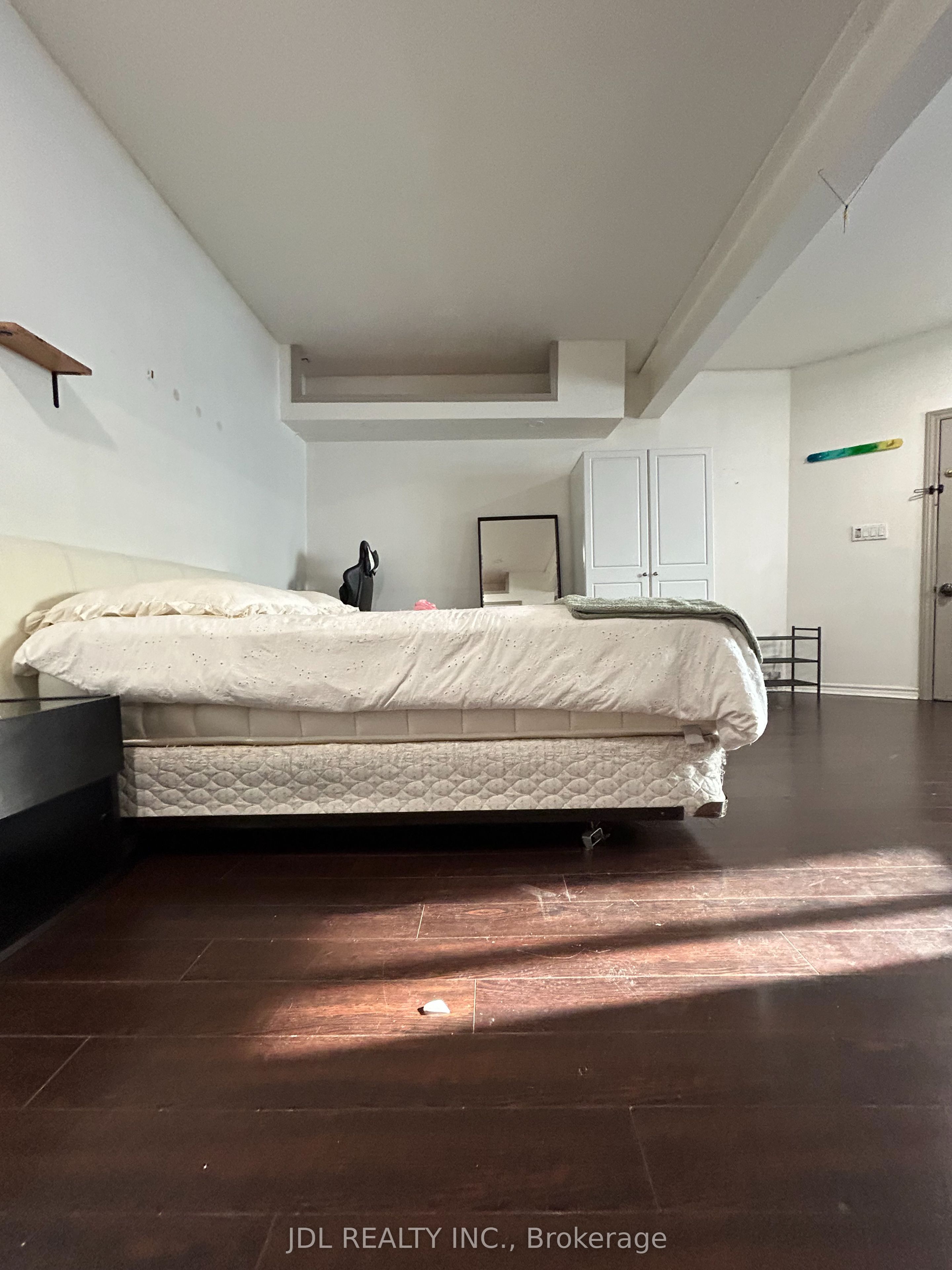 128 Denison Ave Avenue Studio, Toronto, ON M5T 2N3 photo 3