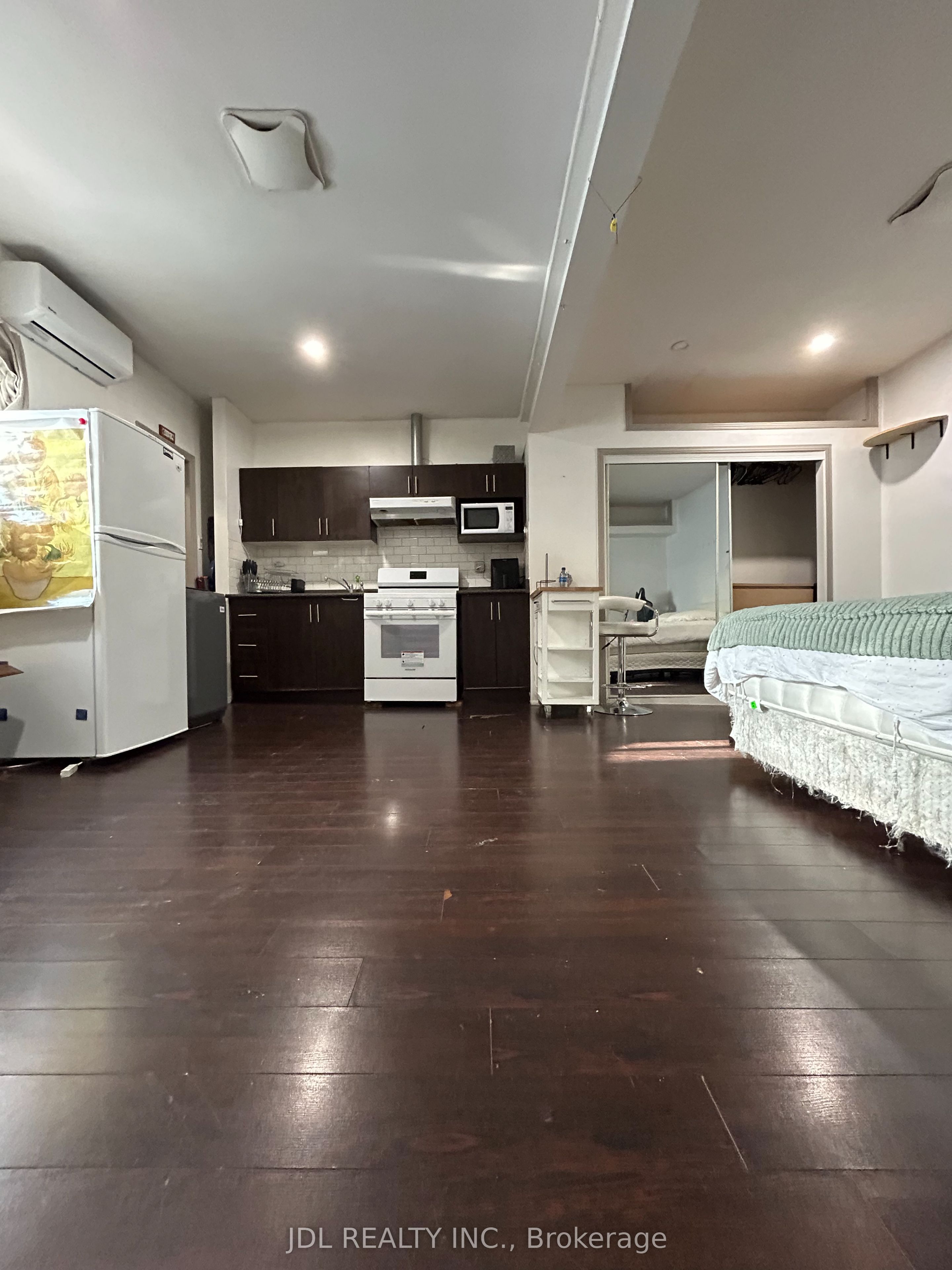 128 Denison Ave Avenue Studio, Toronto, ON M5T 2N3 photo 5
