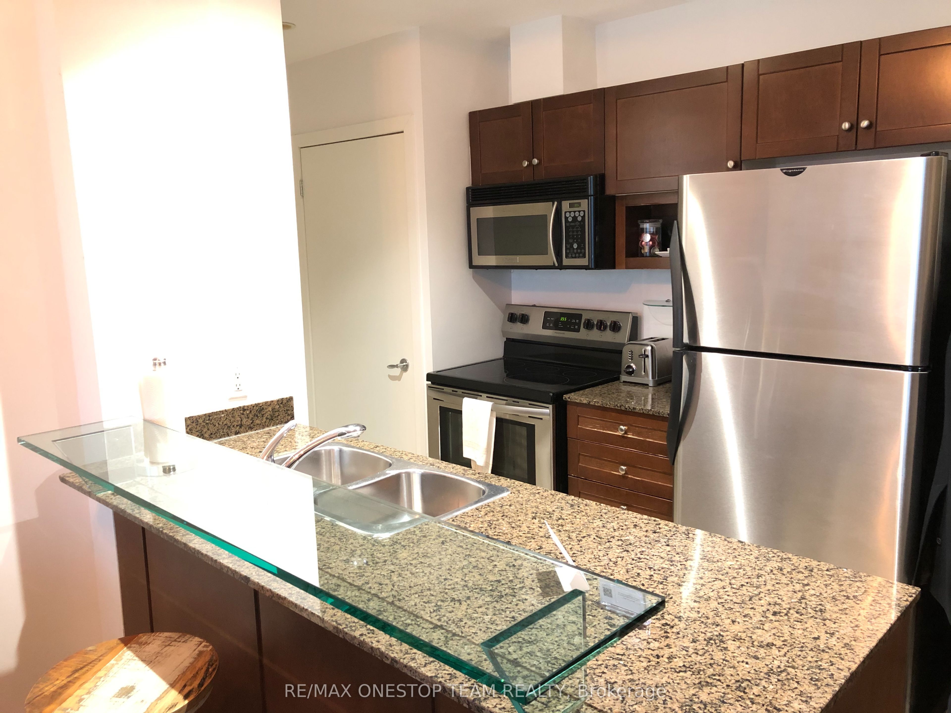 8 York Street 3305, Toronto, ON M5J 2Y2 photo 2