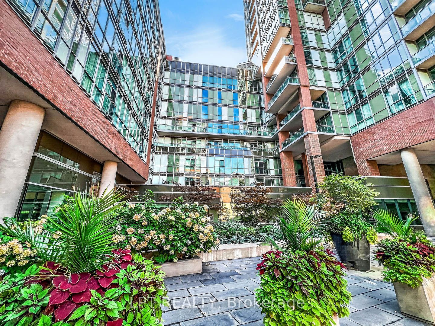 112 George Street 1202, Toronto, ON M5A 2M5 photo 2
