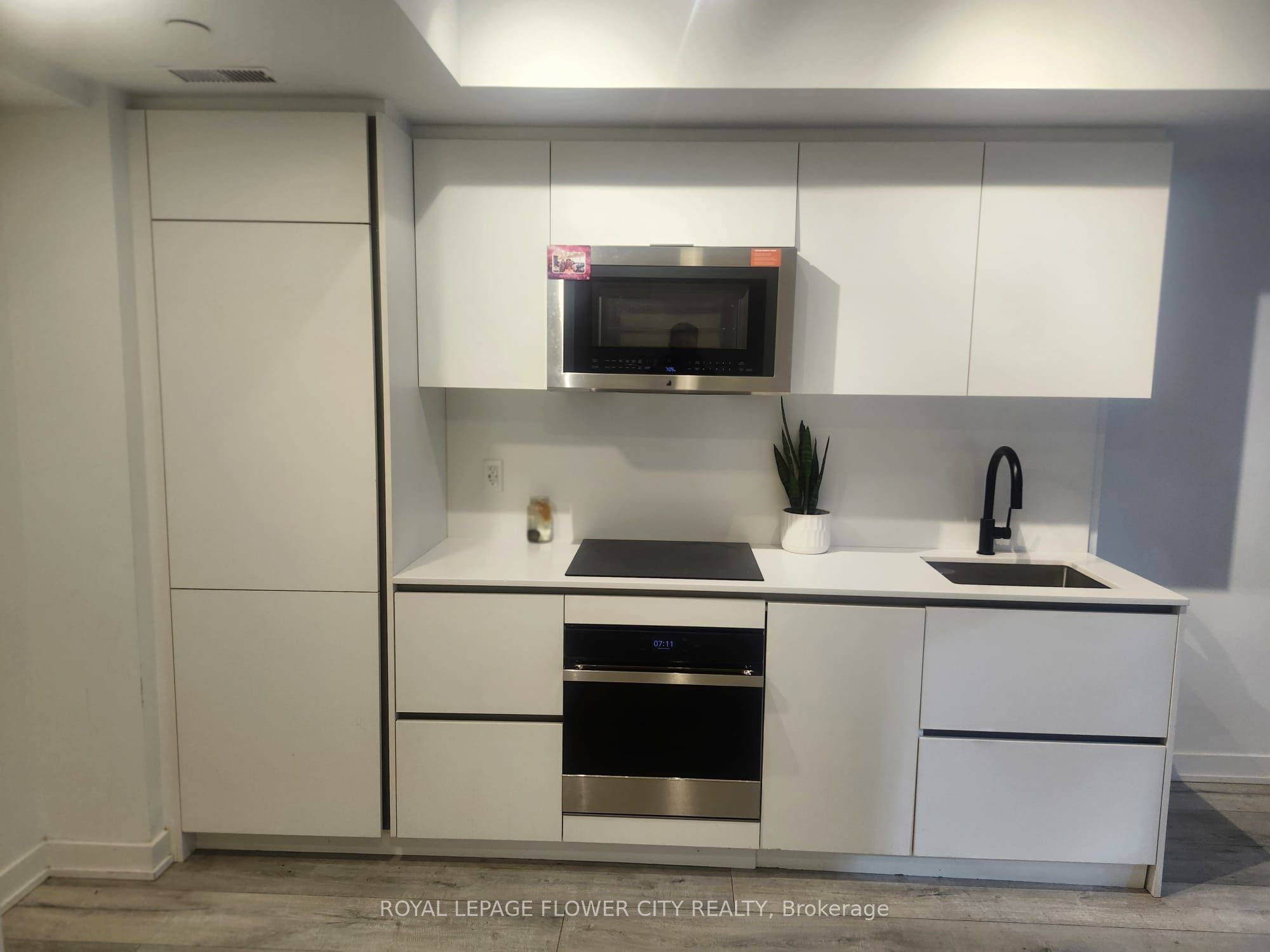 327 King Street W 704, Toronto, ON M5V 0W7
