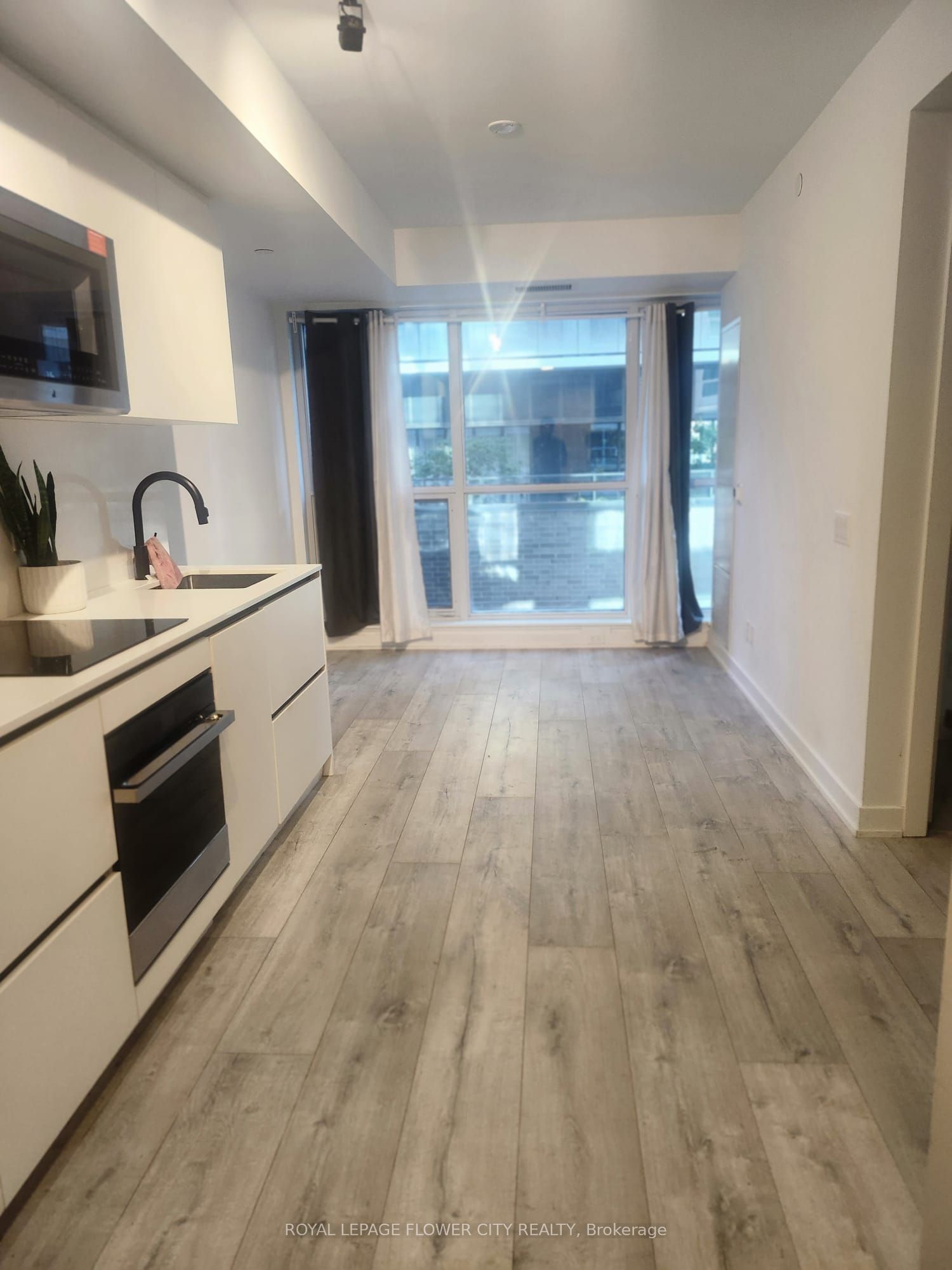 327 King Street W 704, Toronto, ON M5V 0W7 photo 5