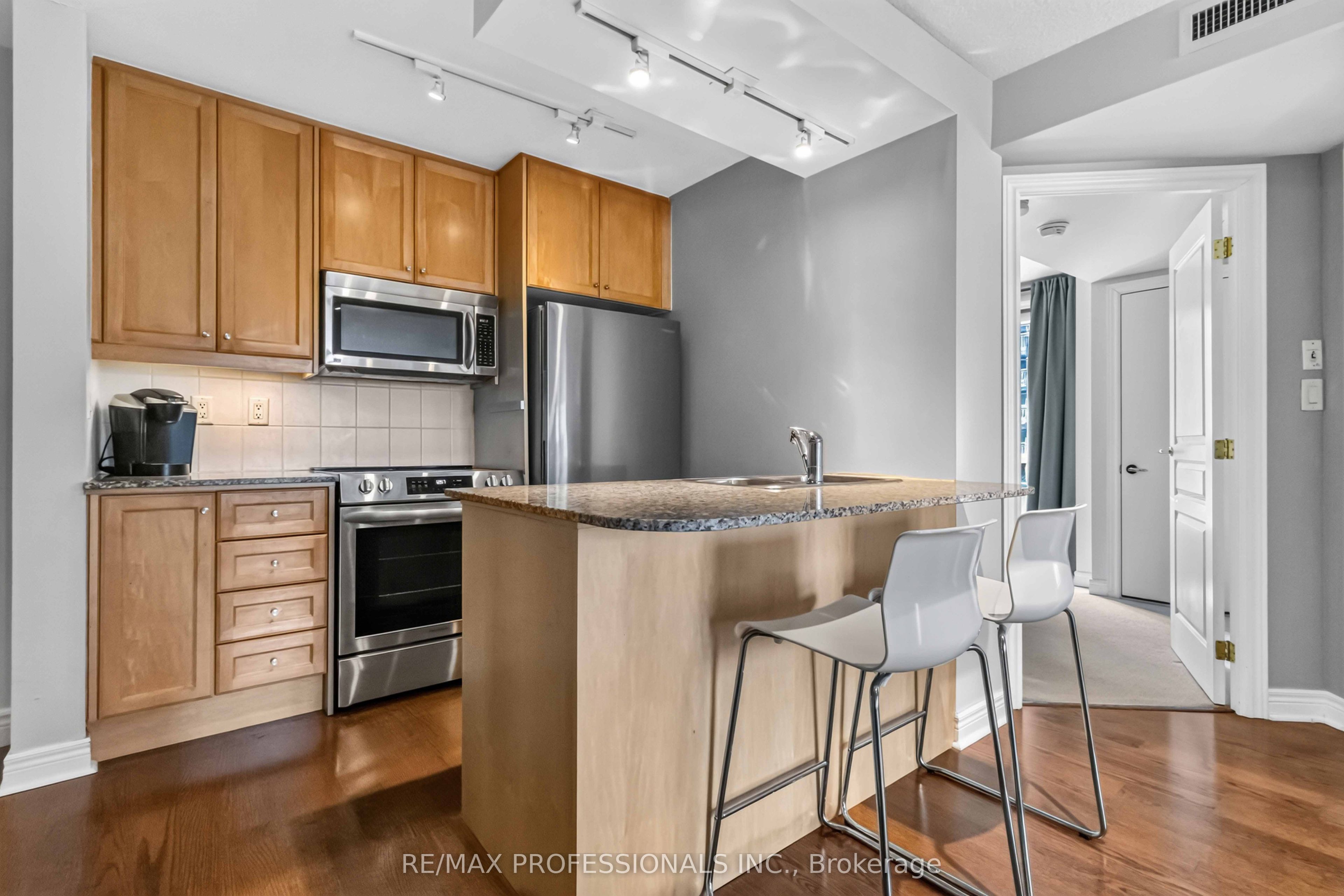 100 Hayden Street 601, Toronto, ON M4Y 3C7 photo 2