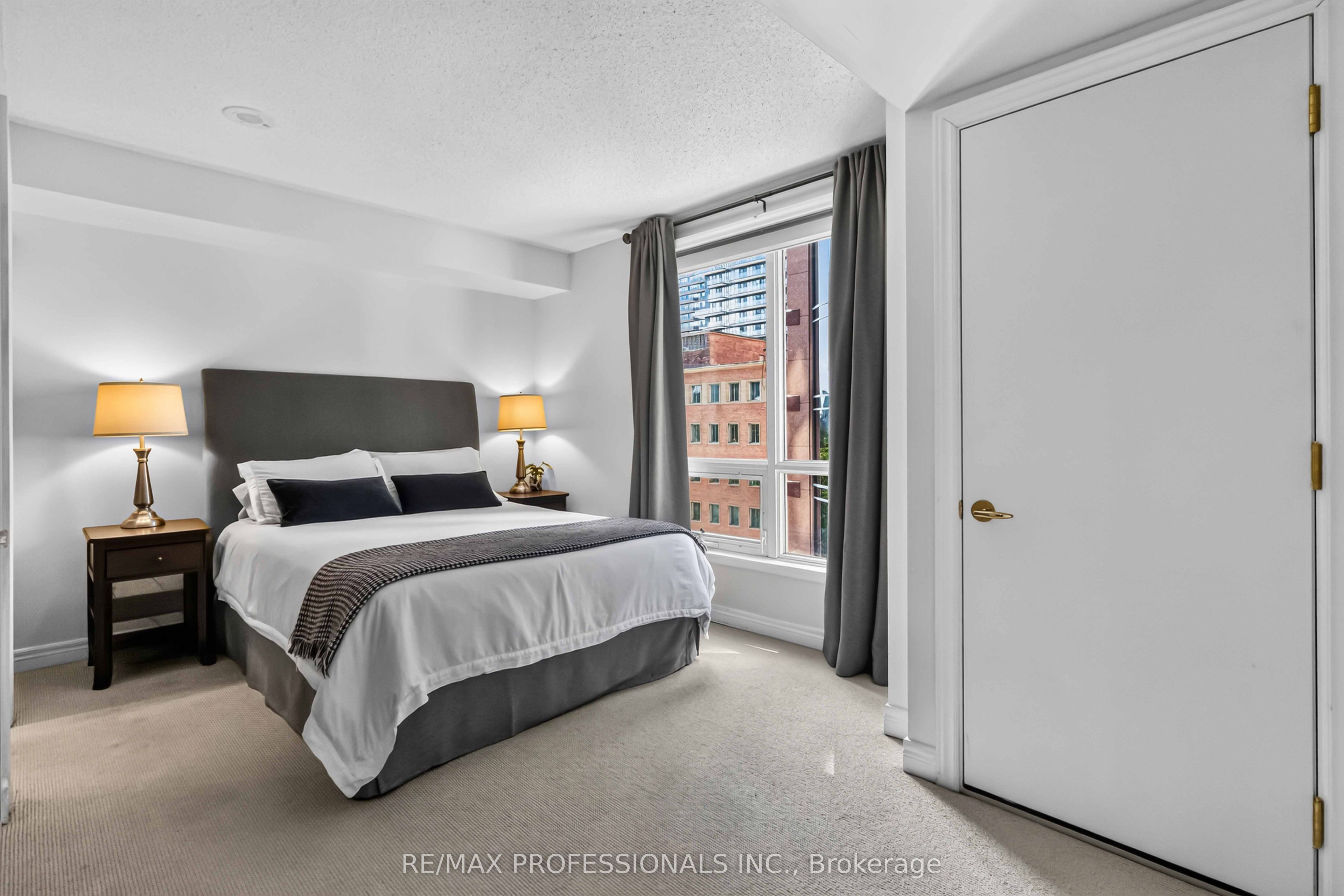 100 Hayden Street 601, Toronto, ON M4Y 3C7 photo 3