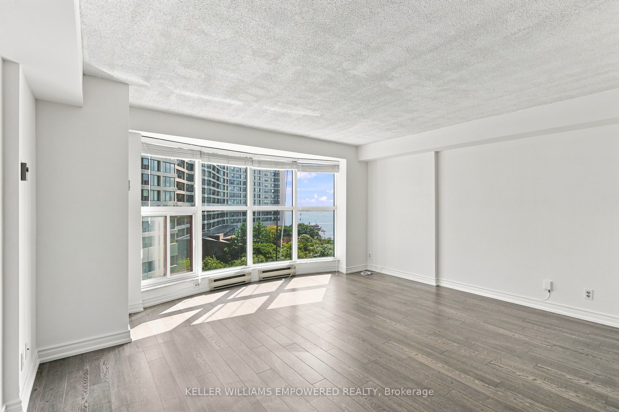 77 Harbour Square 1303, Toronto, ON M5J 2S2 photo 2