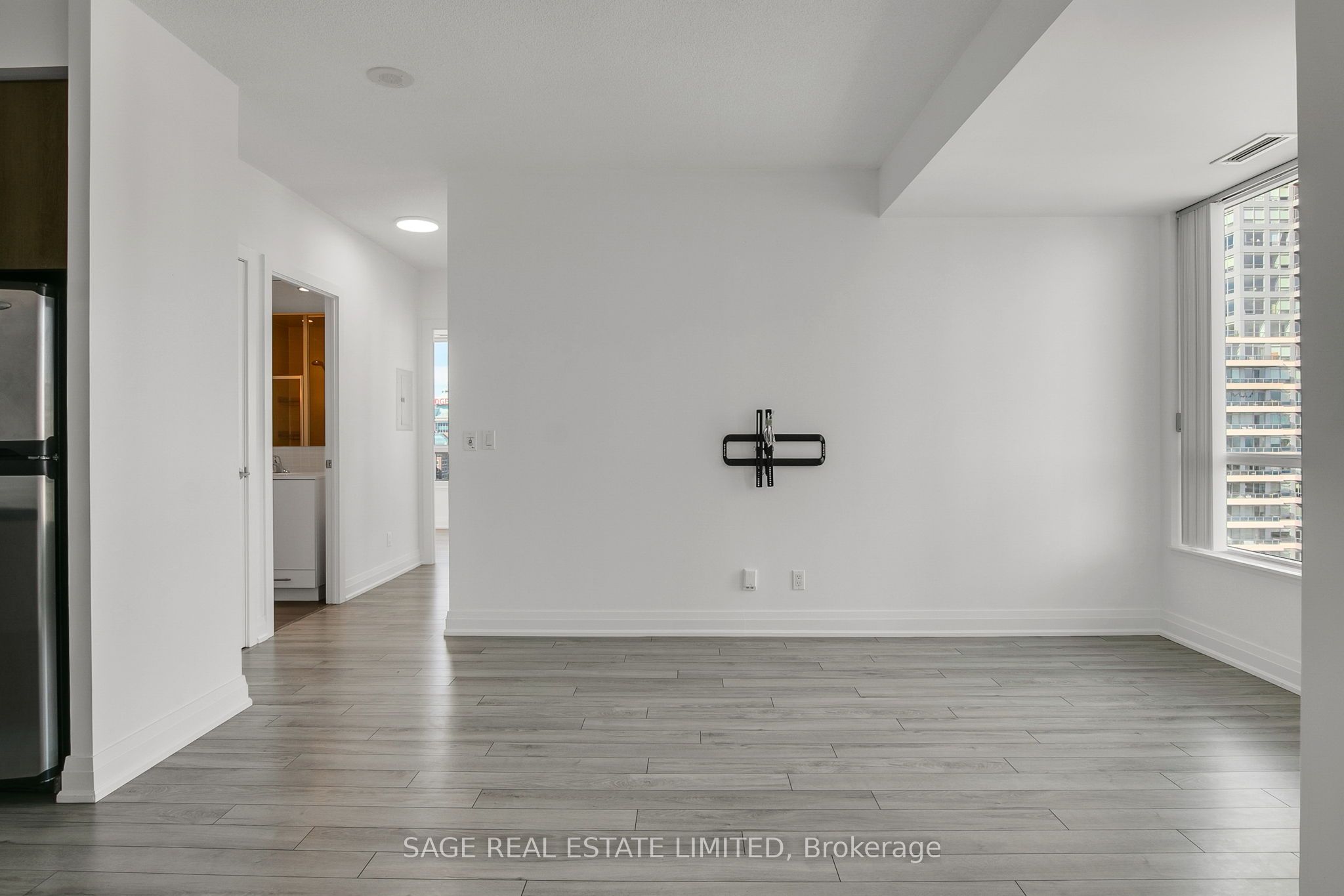 120 Homewood Avenue 2104, Toronto, ON M4Y 2J3 photo 3