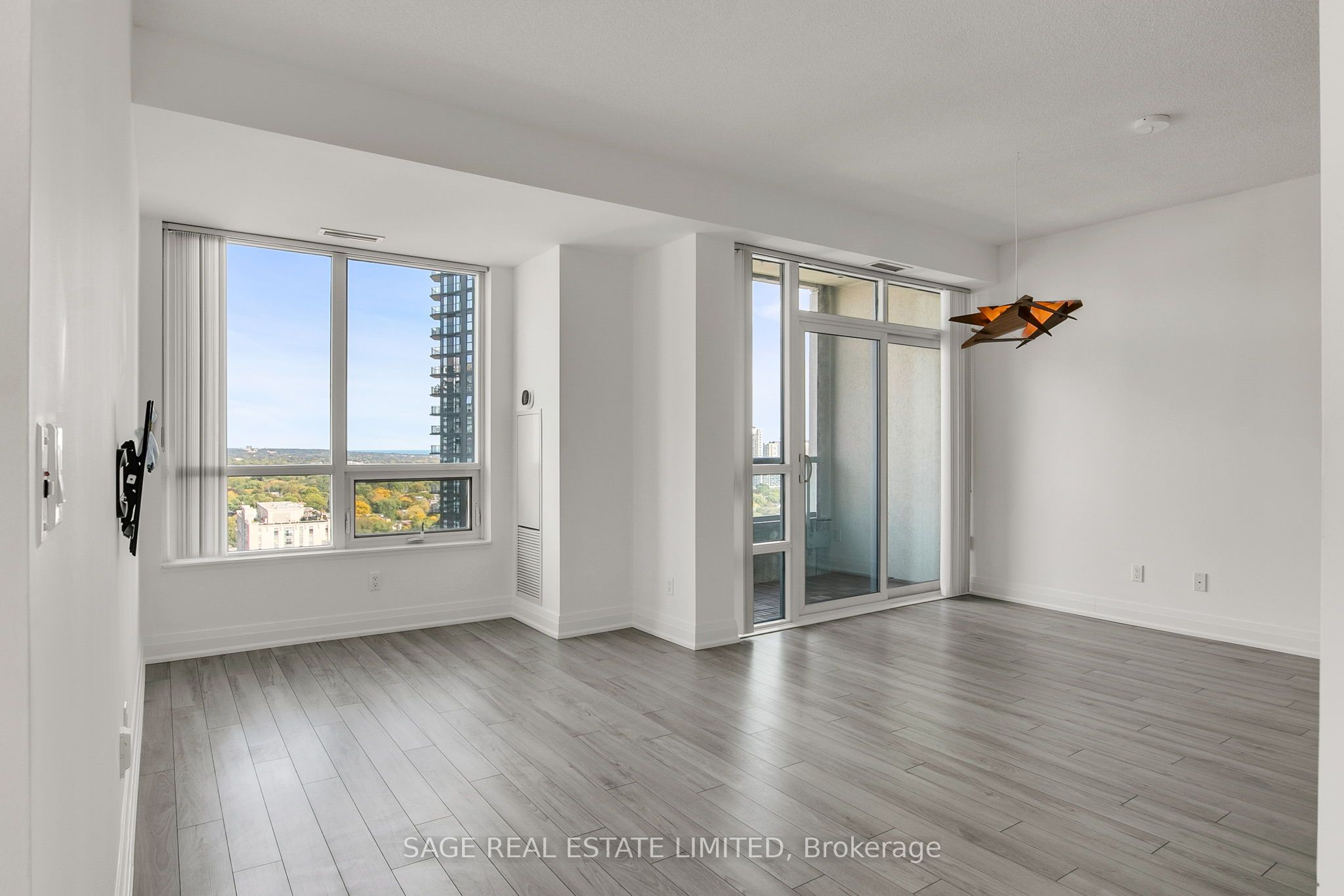120 Homewood Avenue 2104, Toronto, ON M4Y 2J3 photo 5