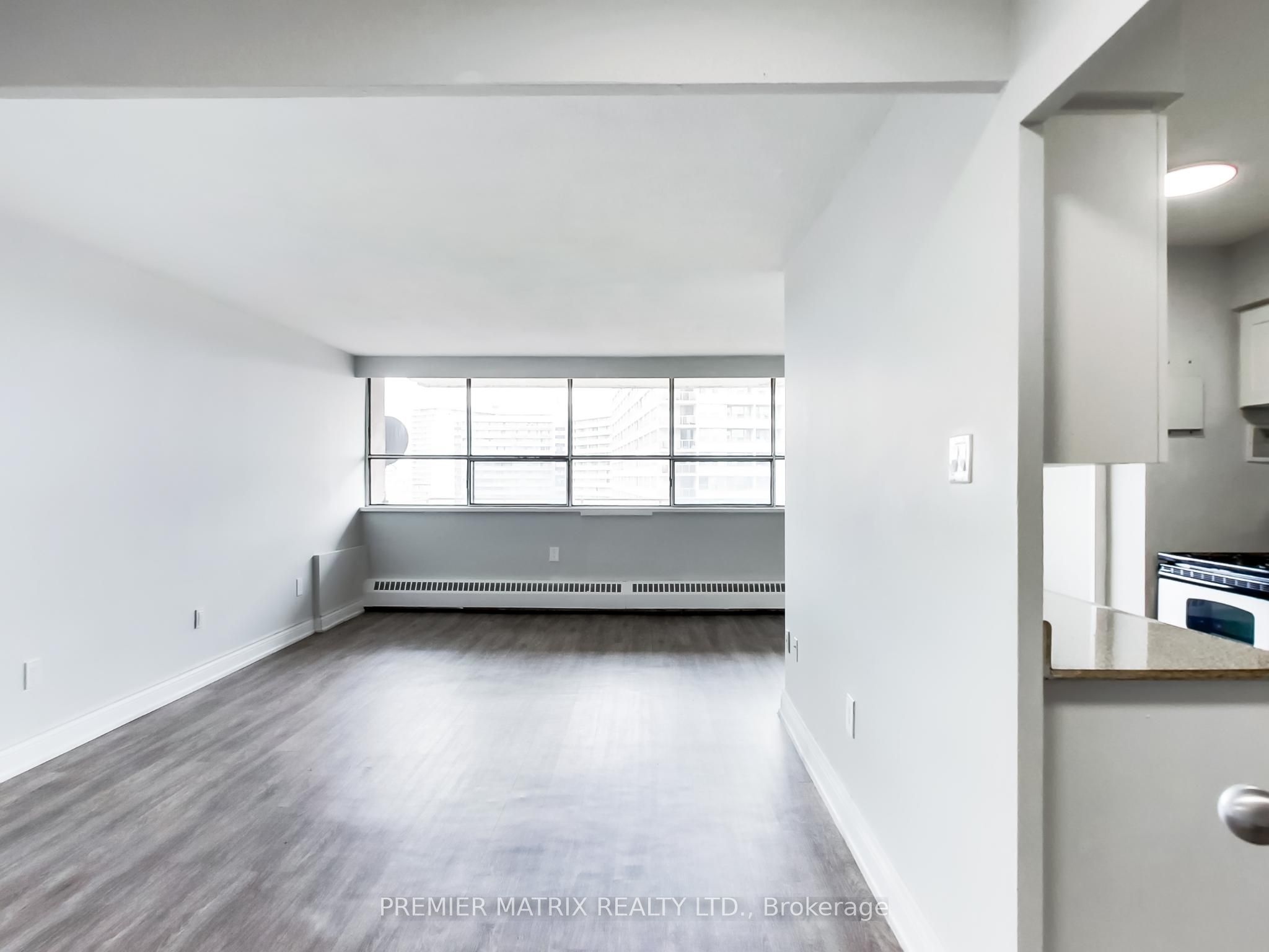 65 Thorncliffe Park Drive 1411, Toronto, ON M4H 1L2 photo 3