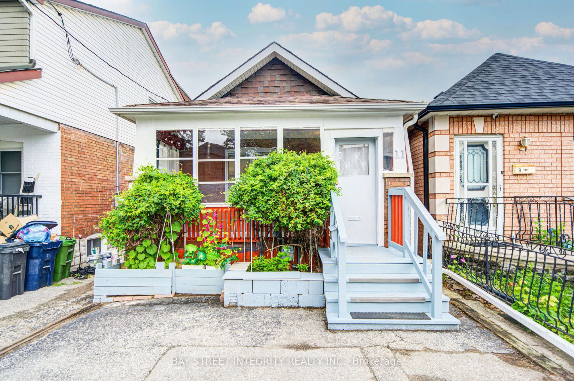 11 Glenora Avenue, Toronto, ON M6C 3Y2 photo 2