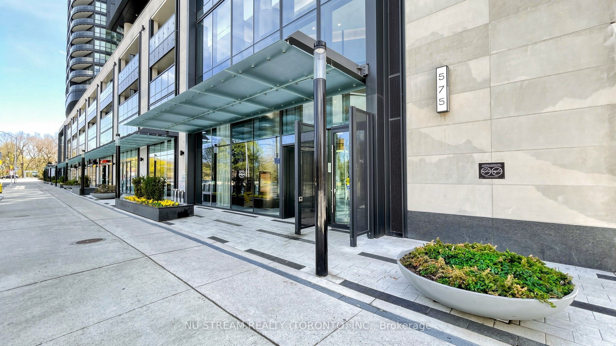 575 Bloor Street E 2708, Toronto, ON M4W 0B2 photo 2