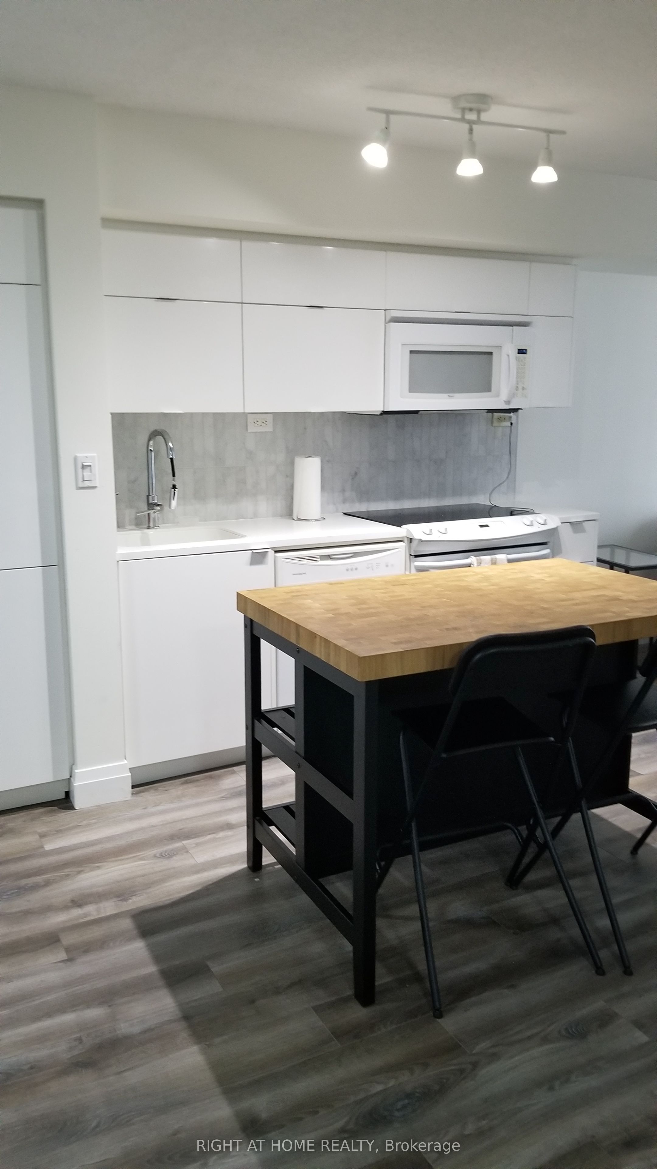 151 Dan Leckie Way 549, Toronto, ON M5V 4B2 photo 5