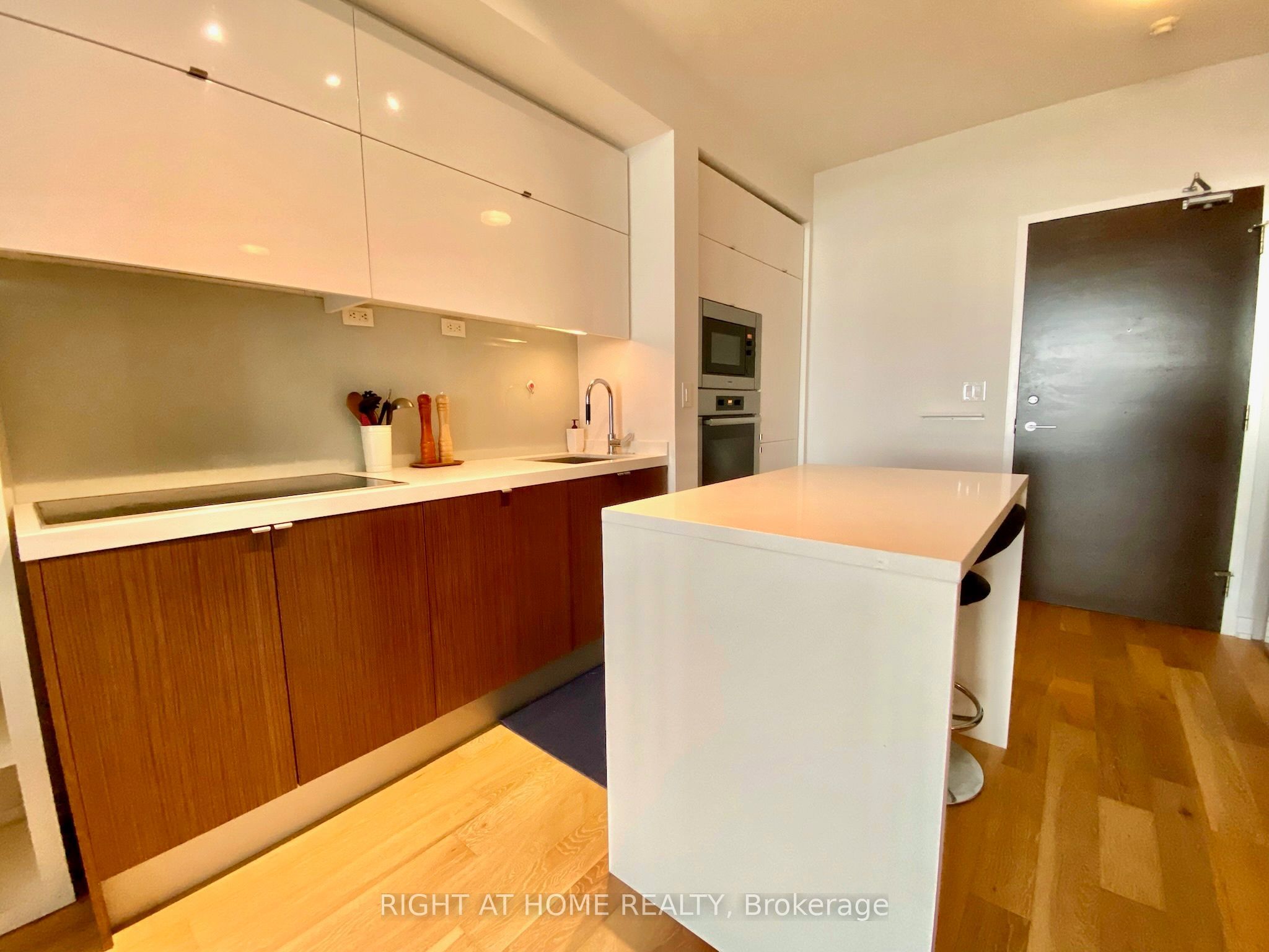 21 Iceboat Terrace 4011, Toronto, ON M5V 4A9 photo 3