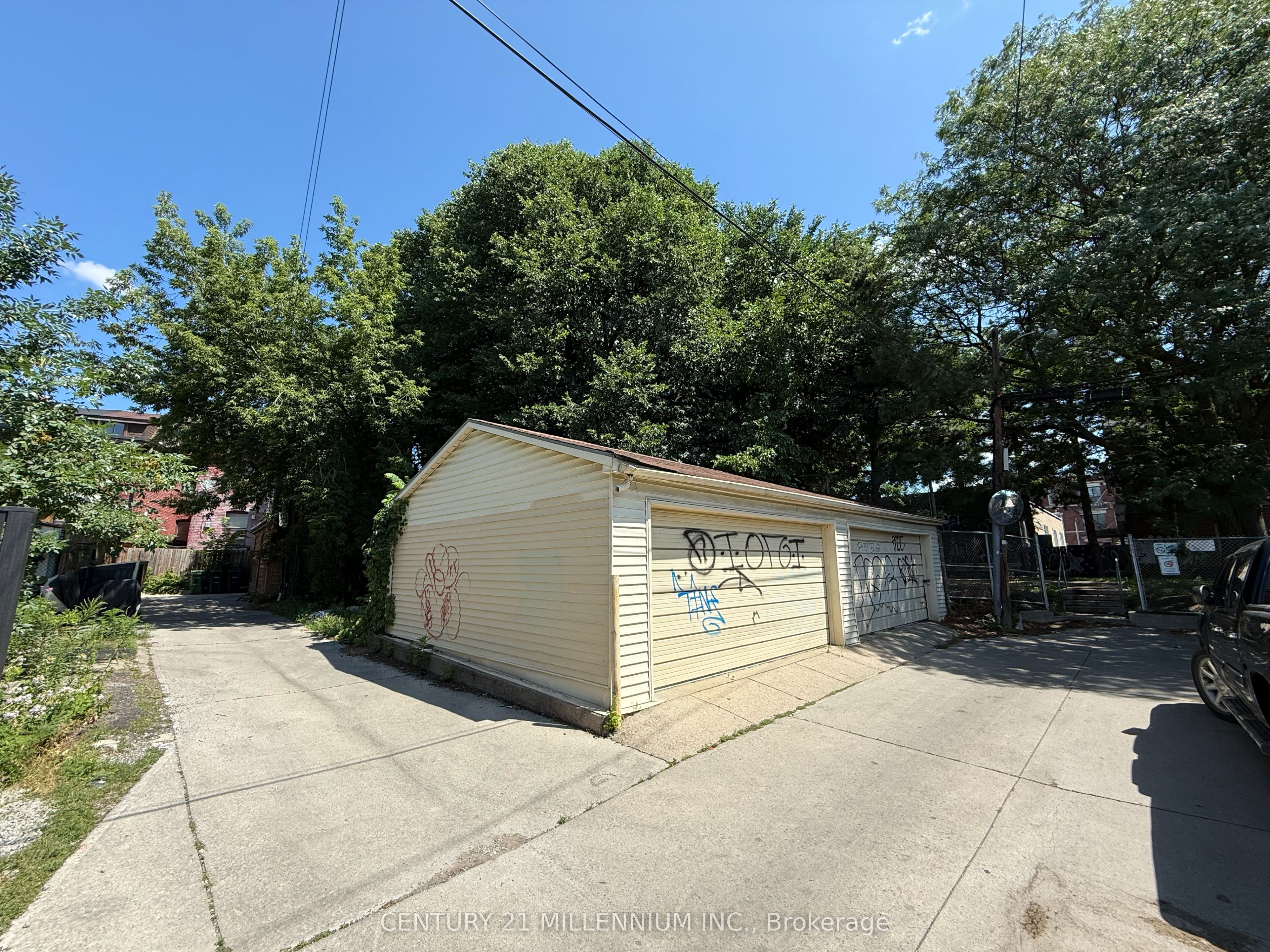 275R Lansdowne Avenue, Toronto, ON M6K 2W2 photo 2