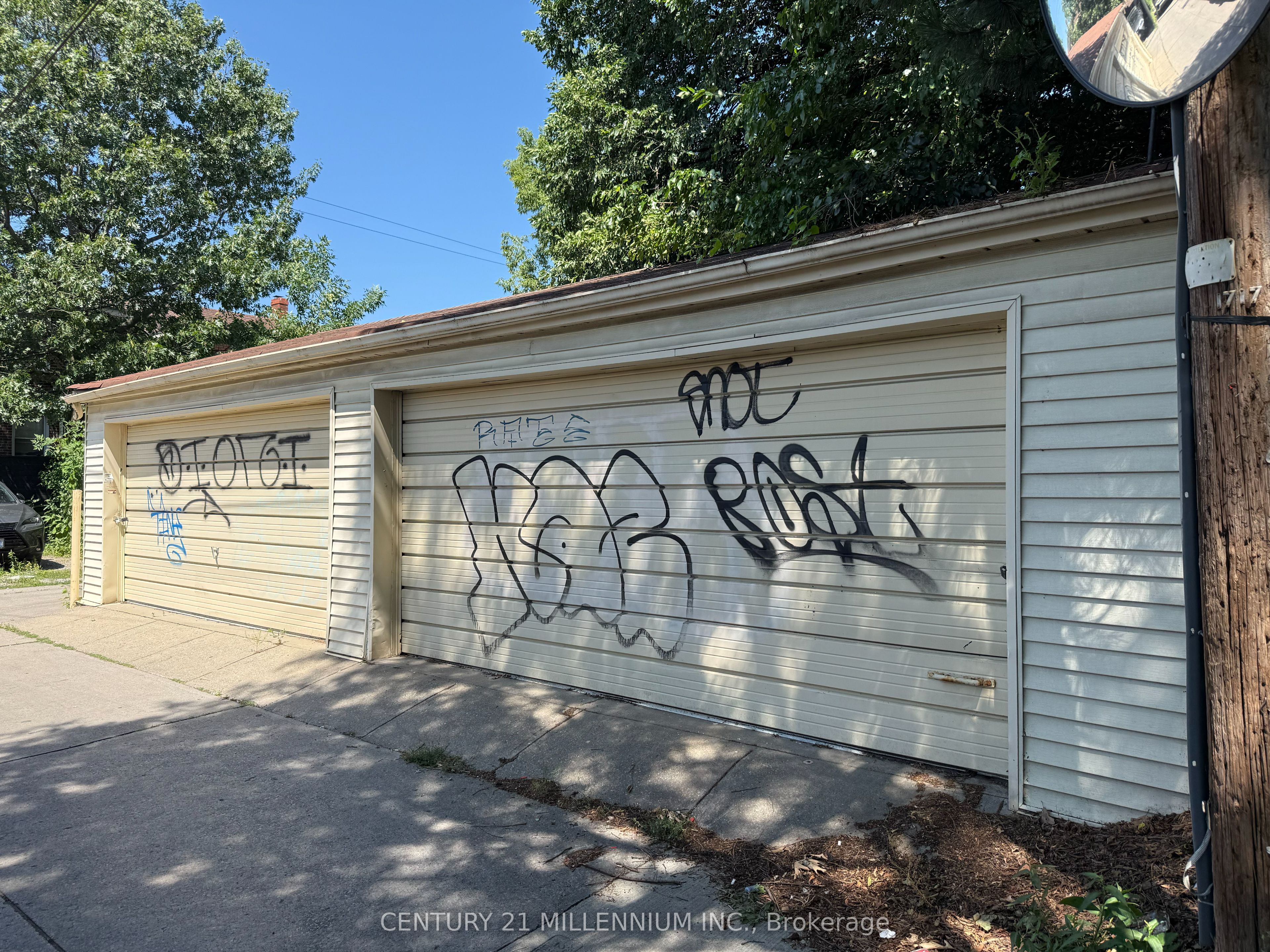 275R Lansdowne Avenue, Toronto, ON M6K 2W2 photo 3