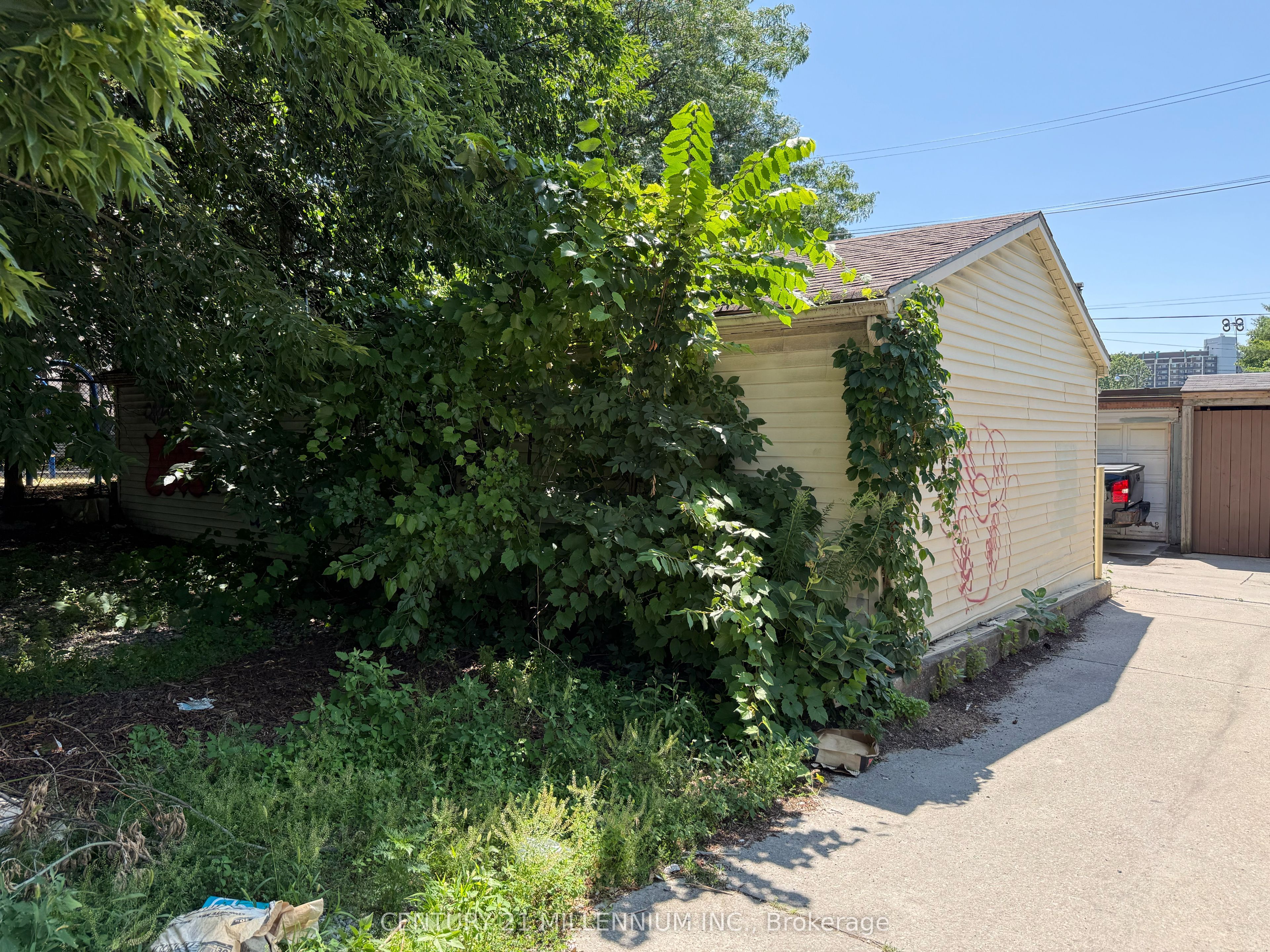 275R Lansdowne Avenue, Toronto, ON M6K 2W2 photo 4
