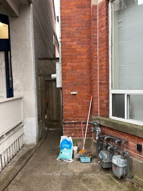 31 D'Arcy Street Studio, Toronto, ON M5T 1J8 photo 3