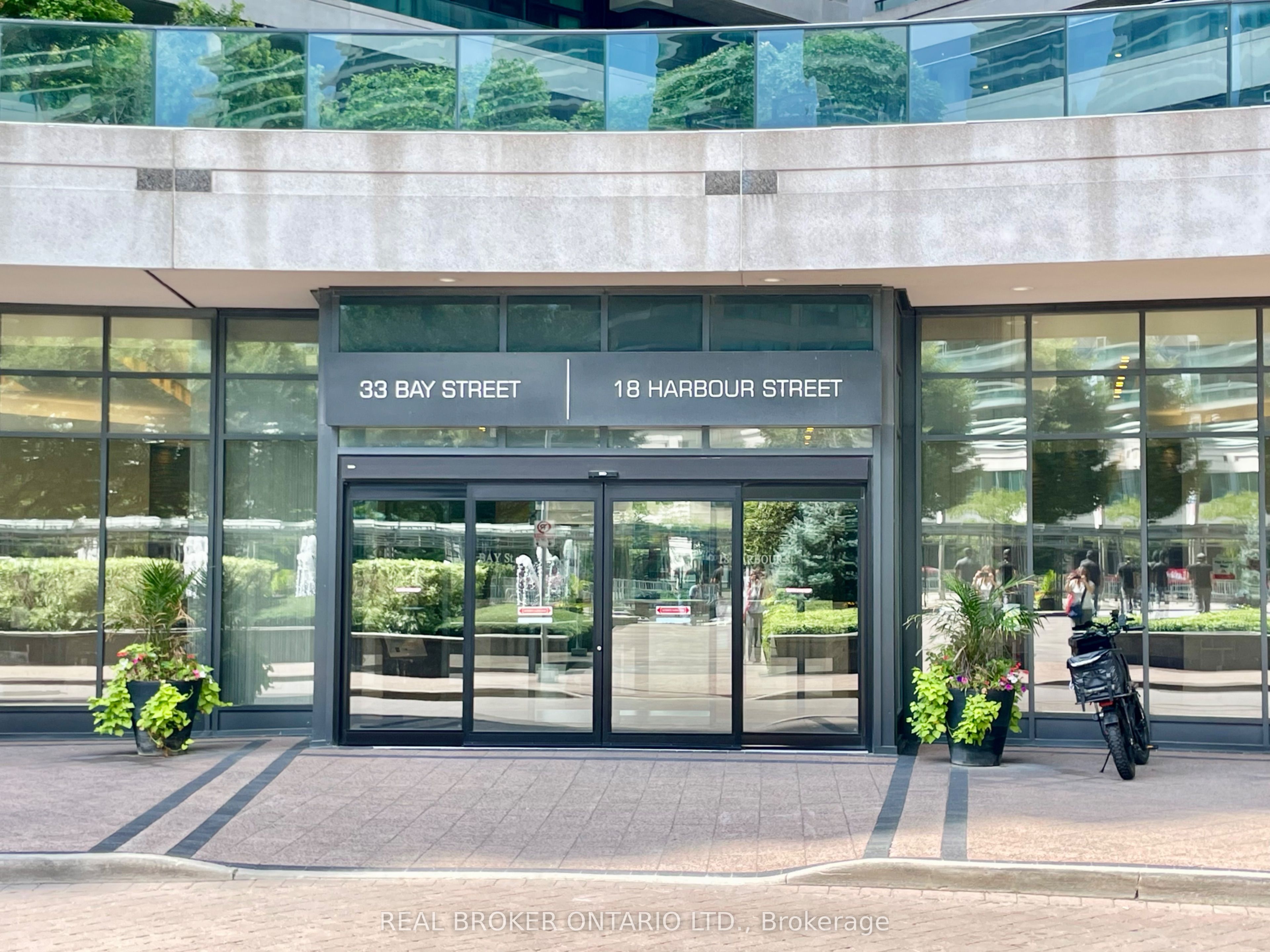 18 Harbour Street 1601, Toronto, ON M5J 2Z6 photo 2