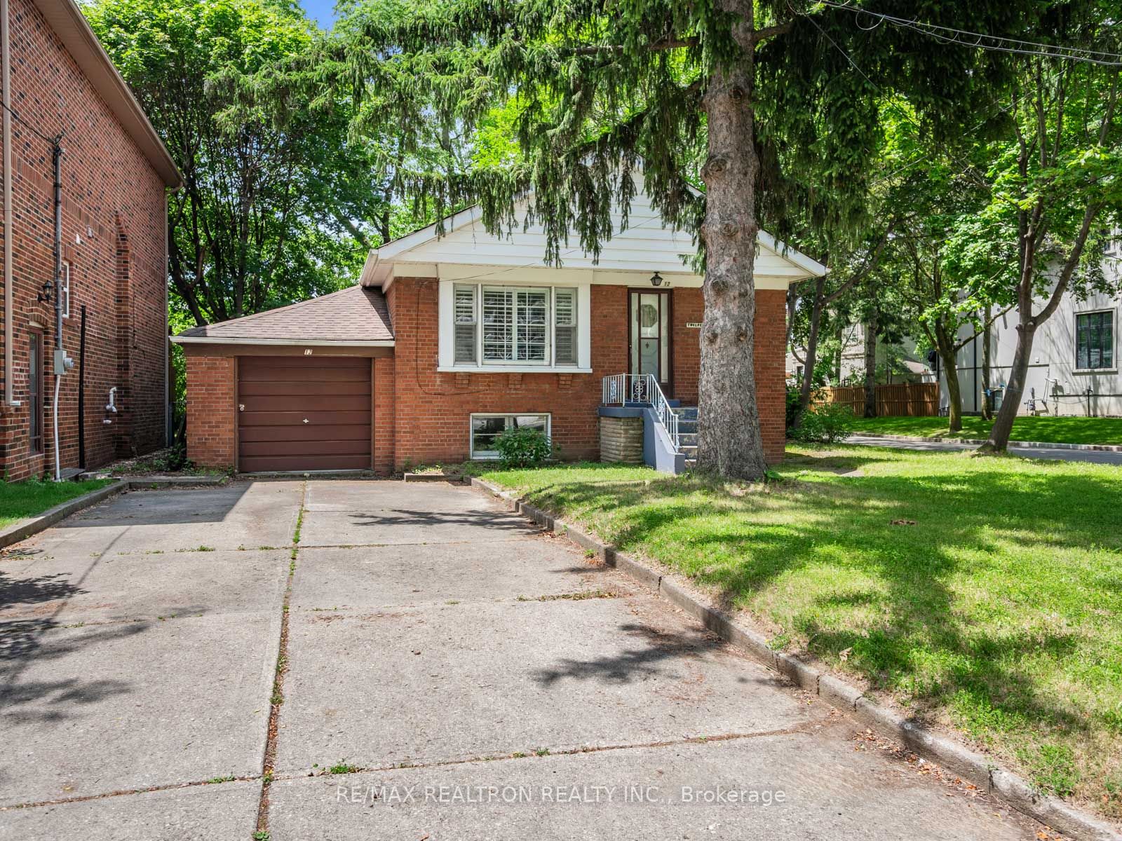12 Graymar Avenue, Toronto, ON M3H 3B4