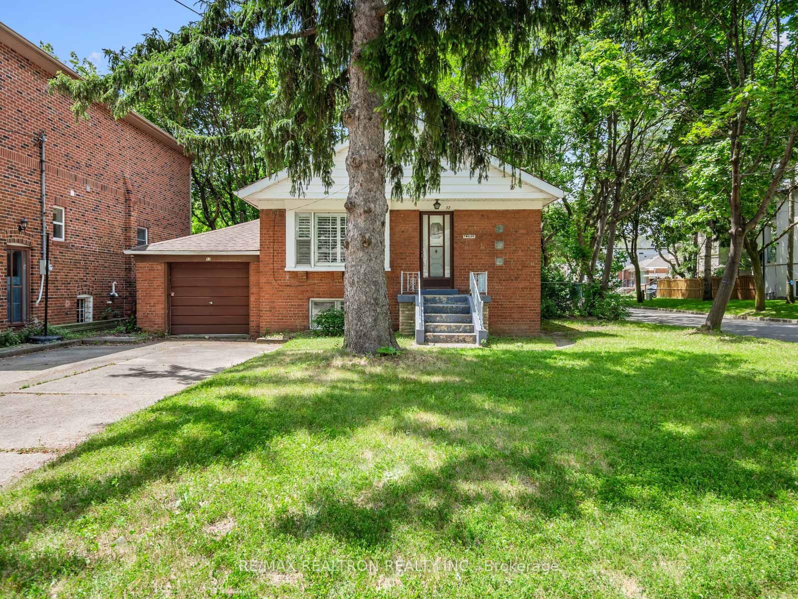 12 Graymar Avenue, Toronto, ON M3H 3B4 photo 2