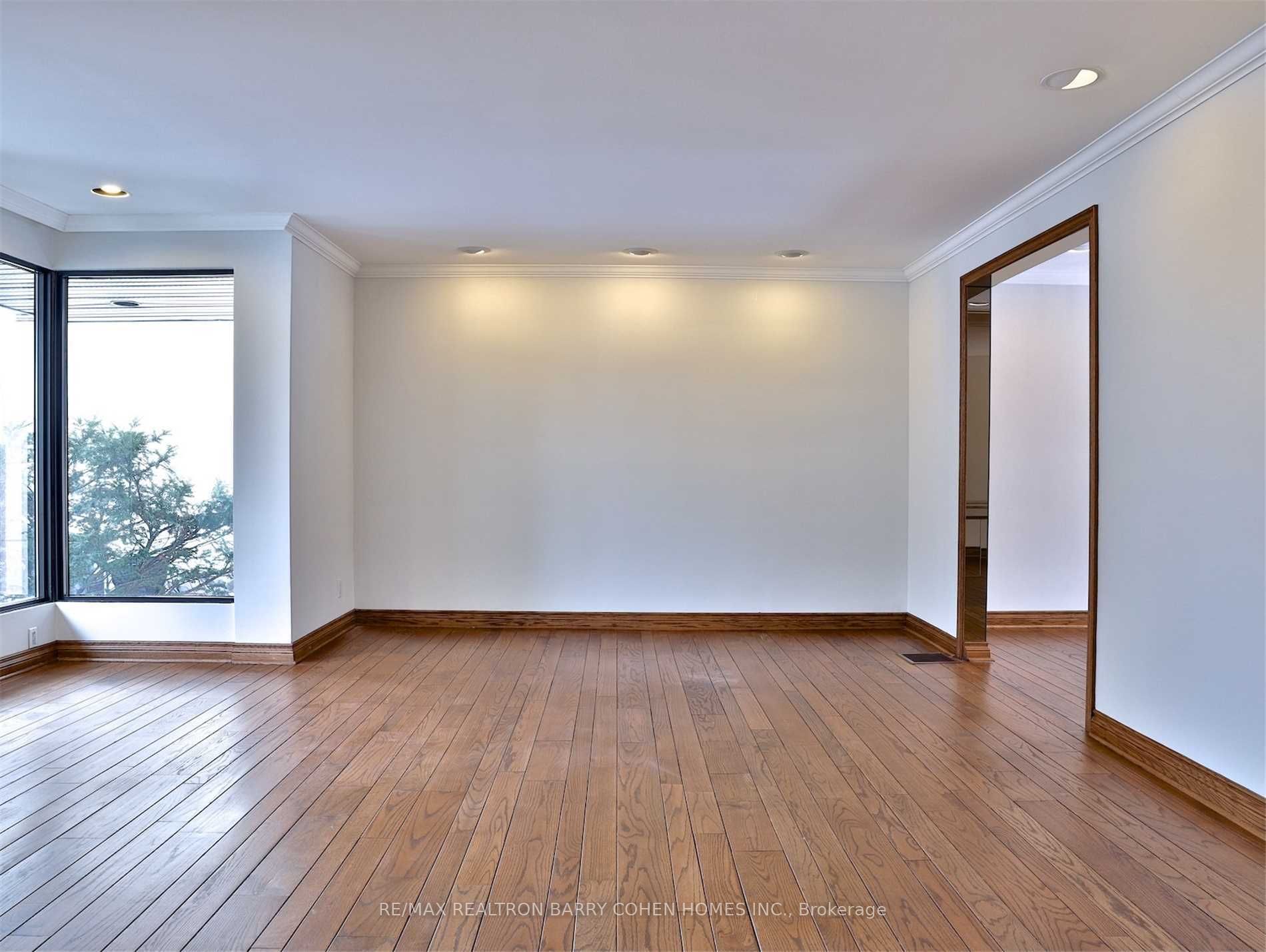 160 Owen Boulevard, Toronto, ON M2P 1G7 photo 3