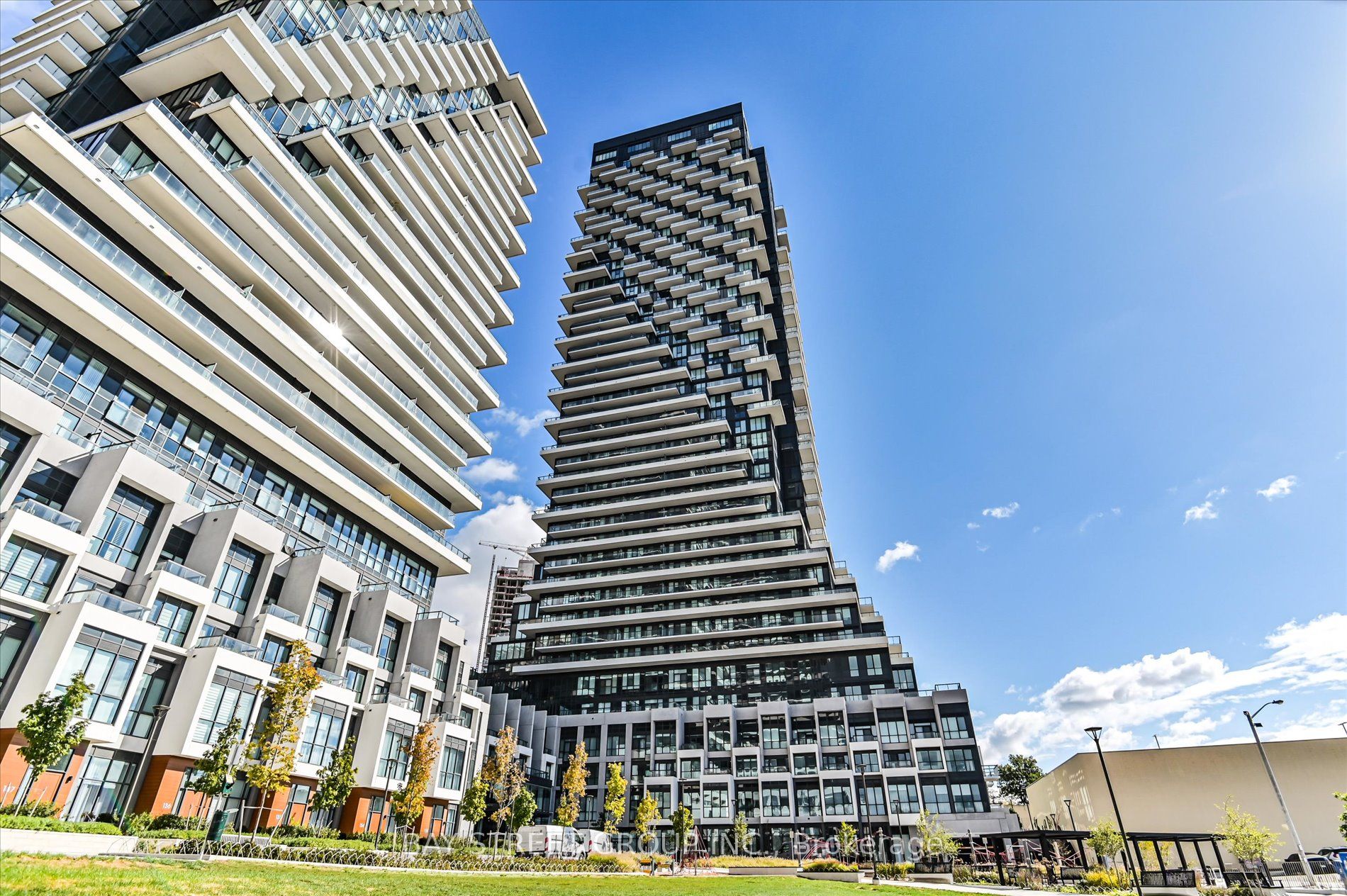 30 Inn On The Park Drive 2707, Toronto, ON M3C 0P8 photo 2