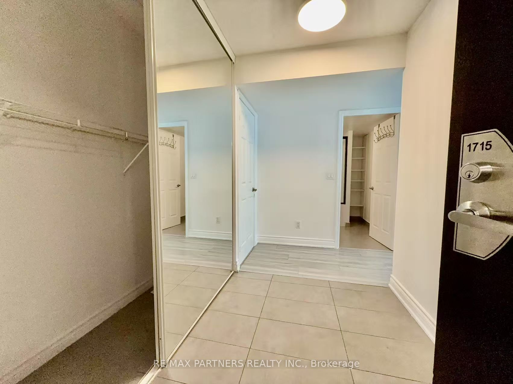 19 Grand Trunk Crescent 1715, Toronto, ON M5J 3A3 photo 3