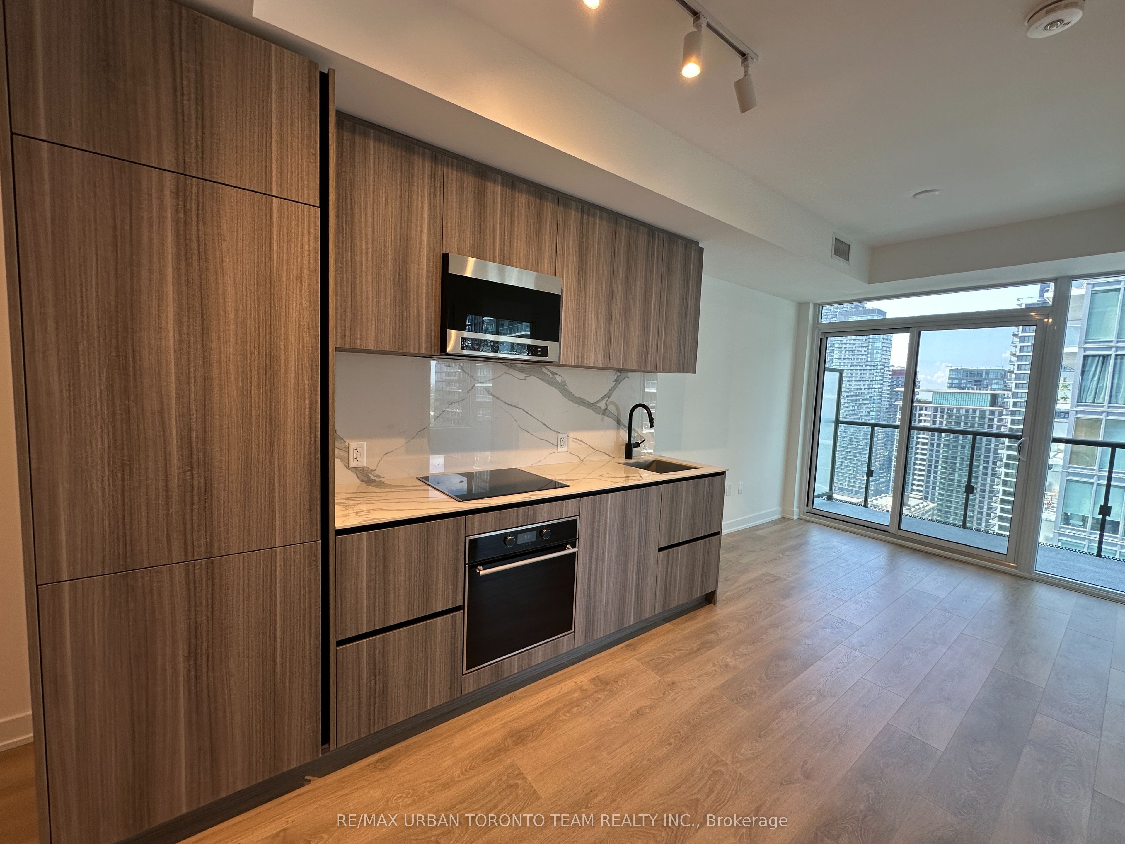 127 Broadway Avenue 3205, Toronto, ON M4P 1V4 photo 2