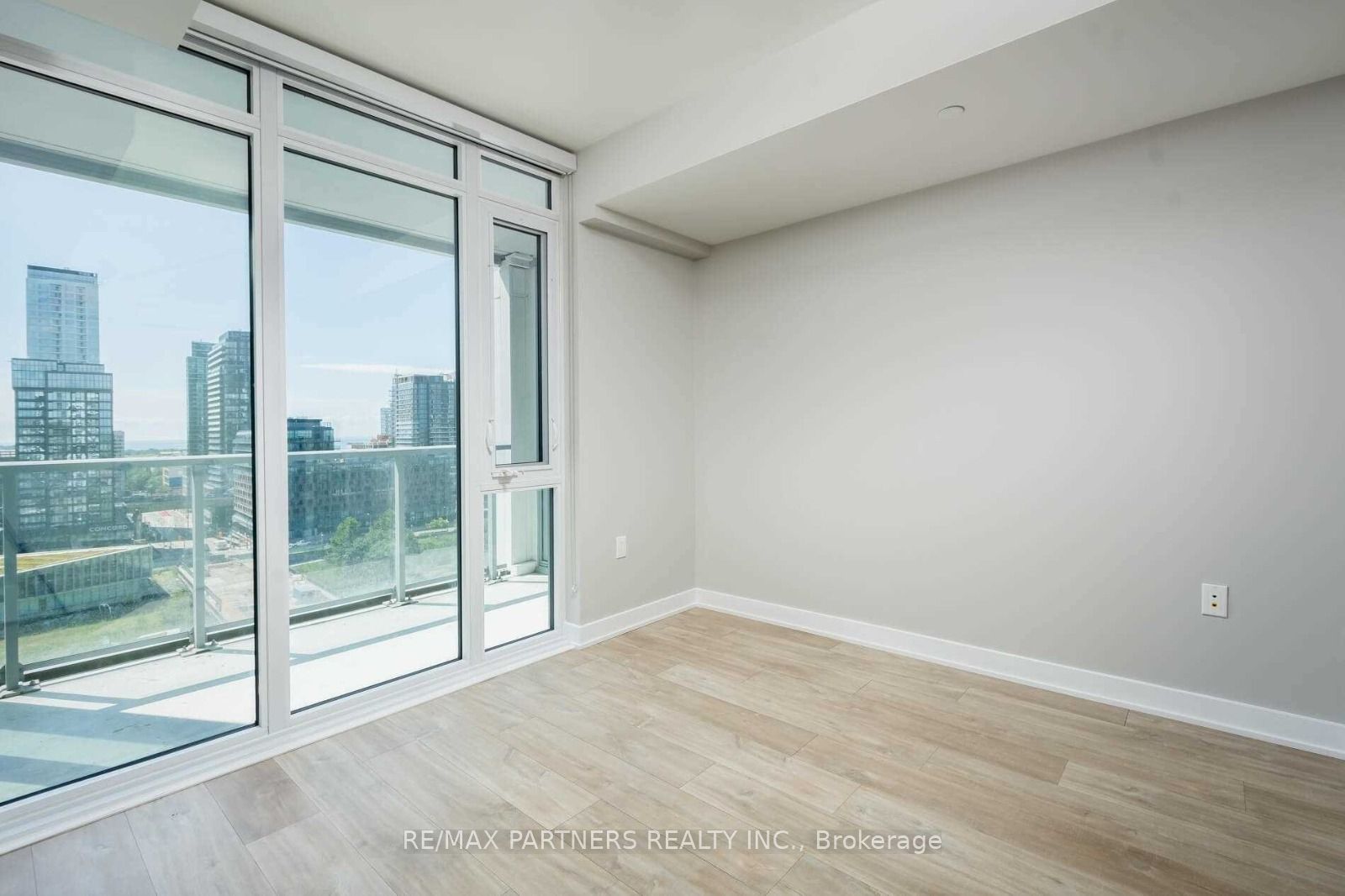 27 Bathurst Street 1403 W, Toronto, ON M5V 2P1 photo 3