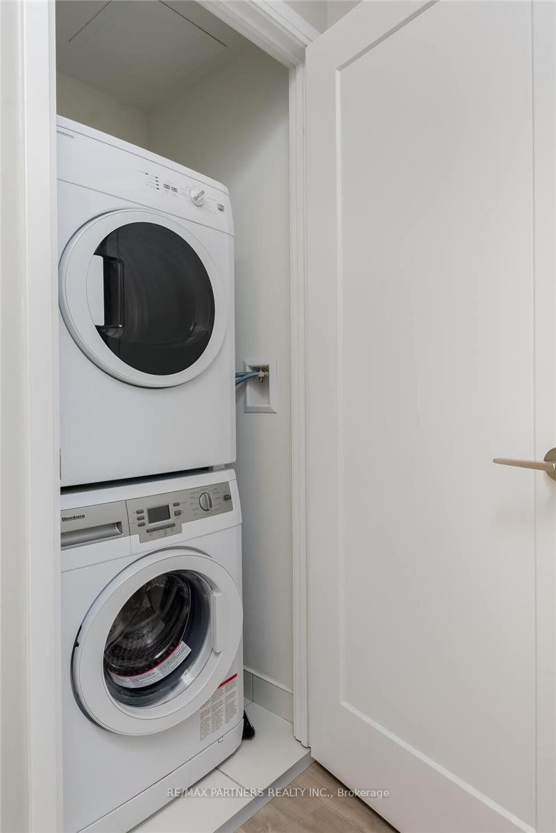 27 Bathurst Street 1403 W, Toronto, ON M5V 2P1 photo 5