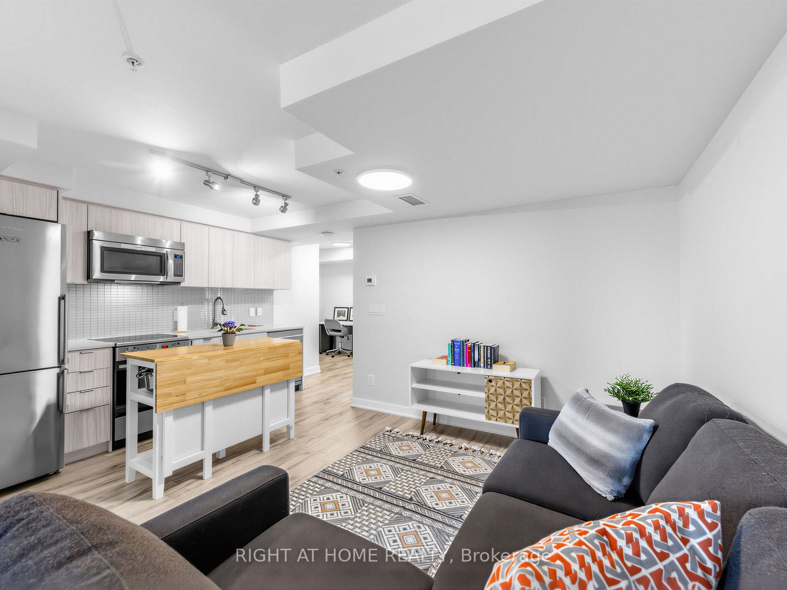 295 Adelaide Street W 1210, Toronto, ON M5V 0L4 photo 4