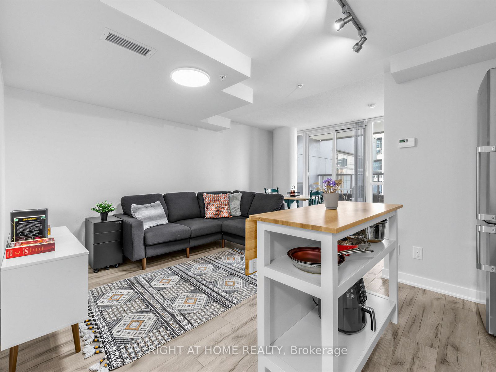 295 Adelaide Street W 1210, Toronto, ON M5V 0L4 photo 5