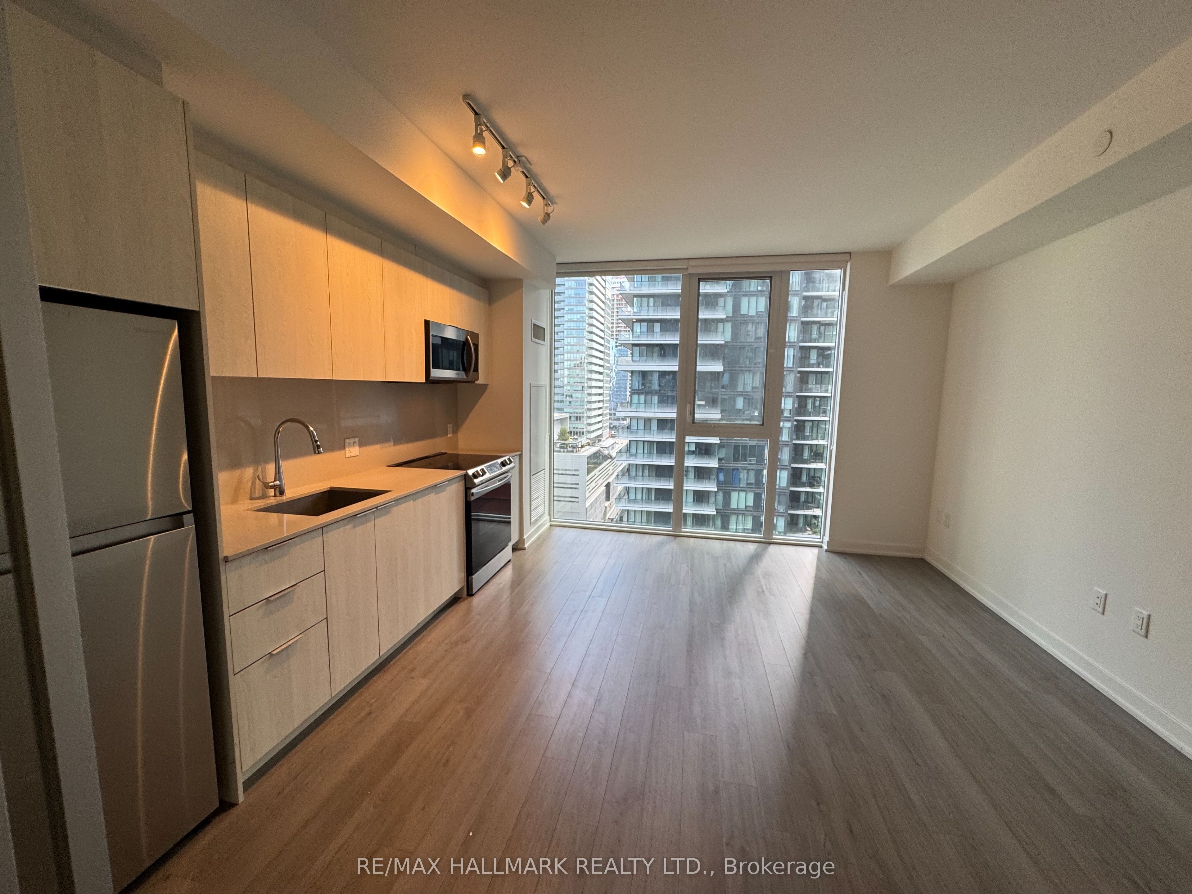 357 King Street W 1504, Toronto, ON M5V 0S7 photo 2