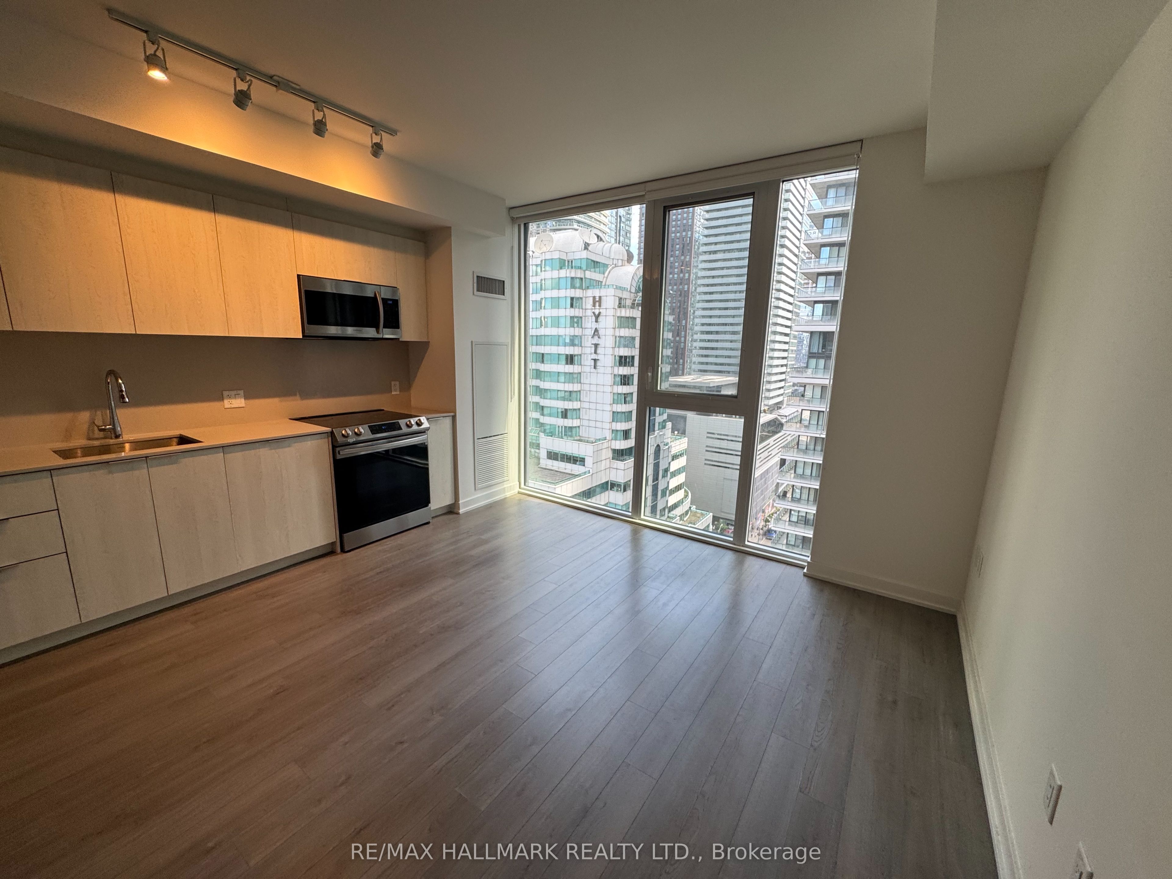 357 King Street W 1504, Toronto, ON M5V 0S7 photo 3