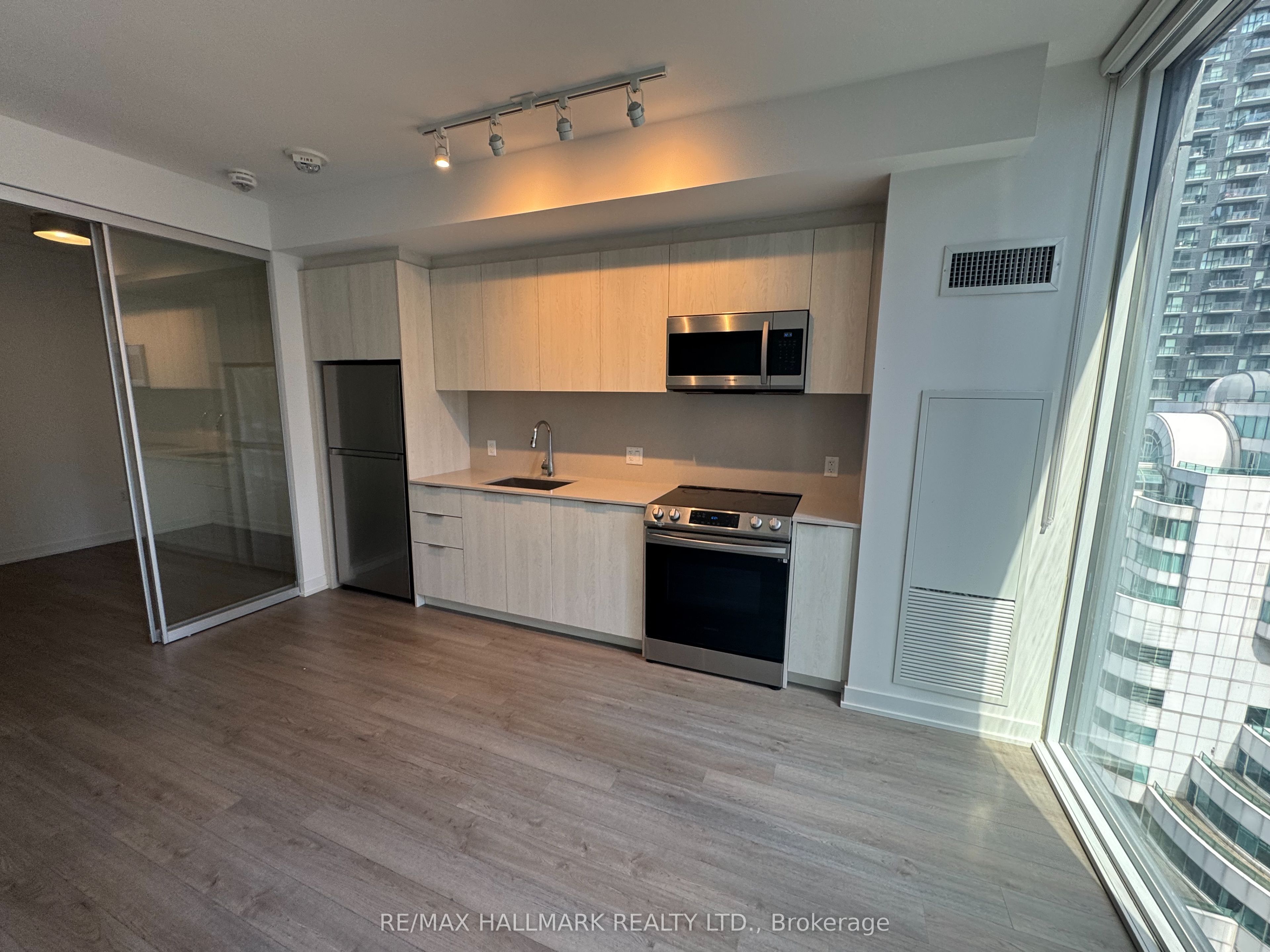 357 King Street W 1504, Toronto, ON M5V 0S7 photo 4