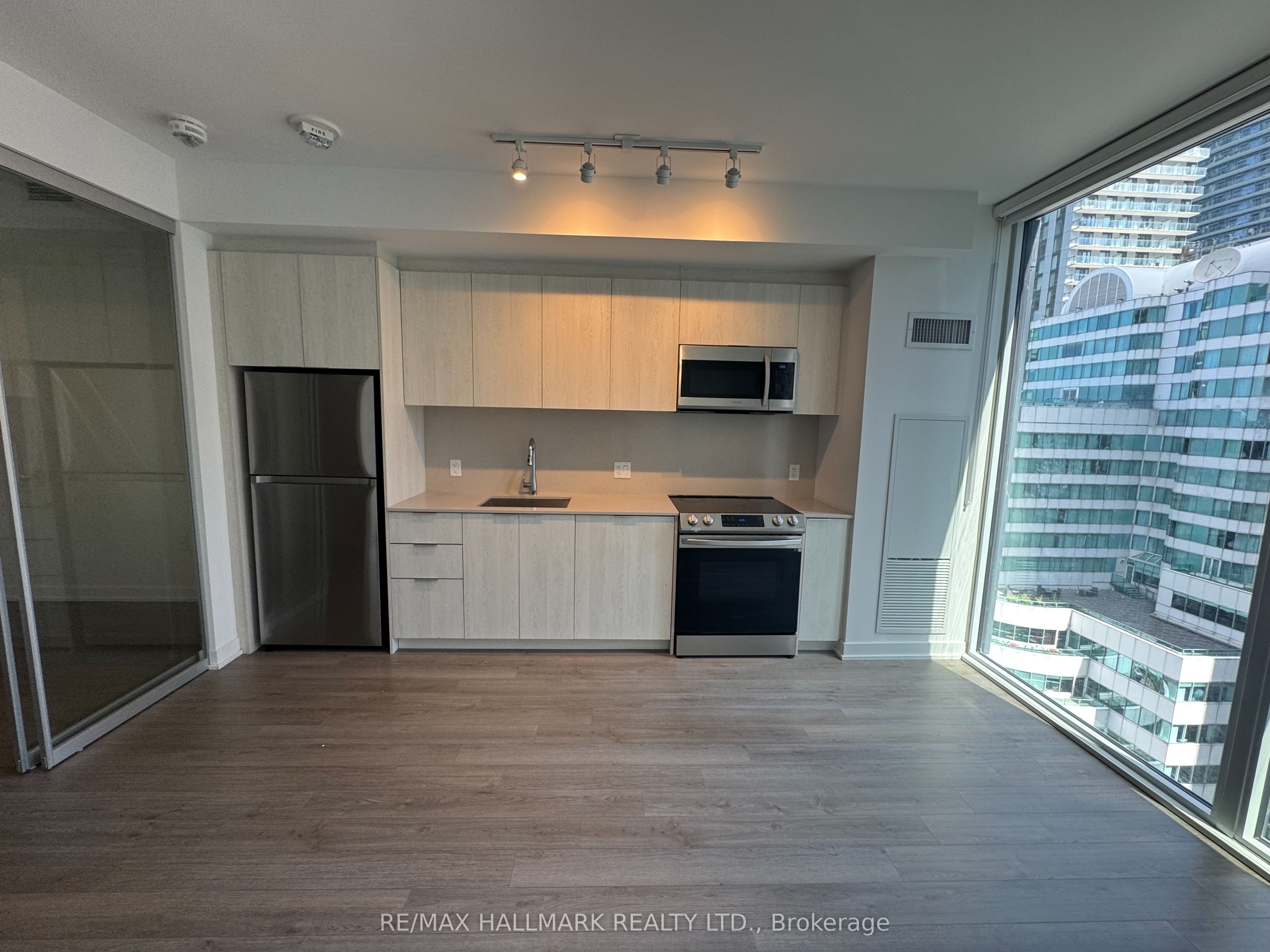 357 King Street W 1504, Toronto, ON M5V 0S7 photo 5
