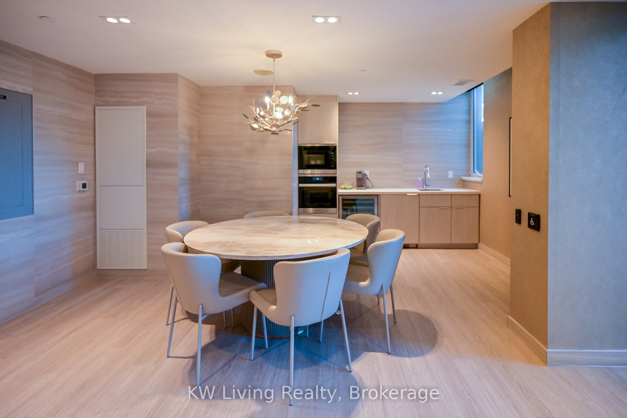 185 Alberta Avenue 303, Toronto, ON M6C 0A5 photo 3