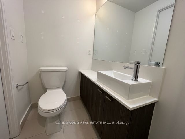 27 Bathurst Street 1014W, Toronto, ON M5V 0R1 photo 4