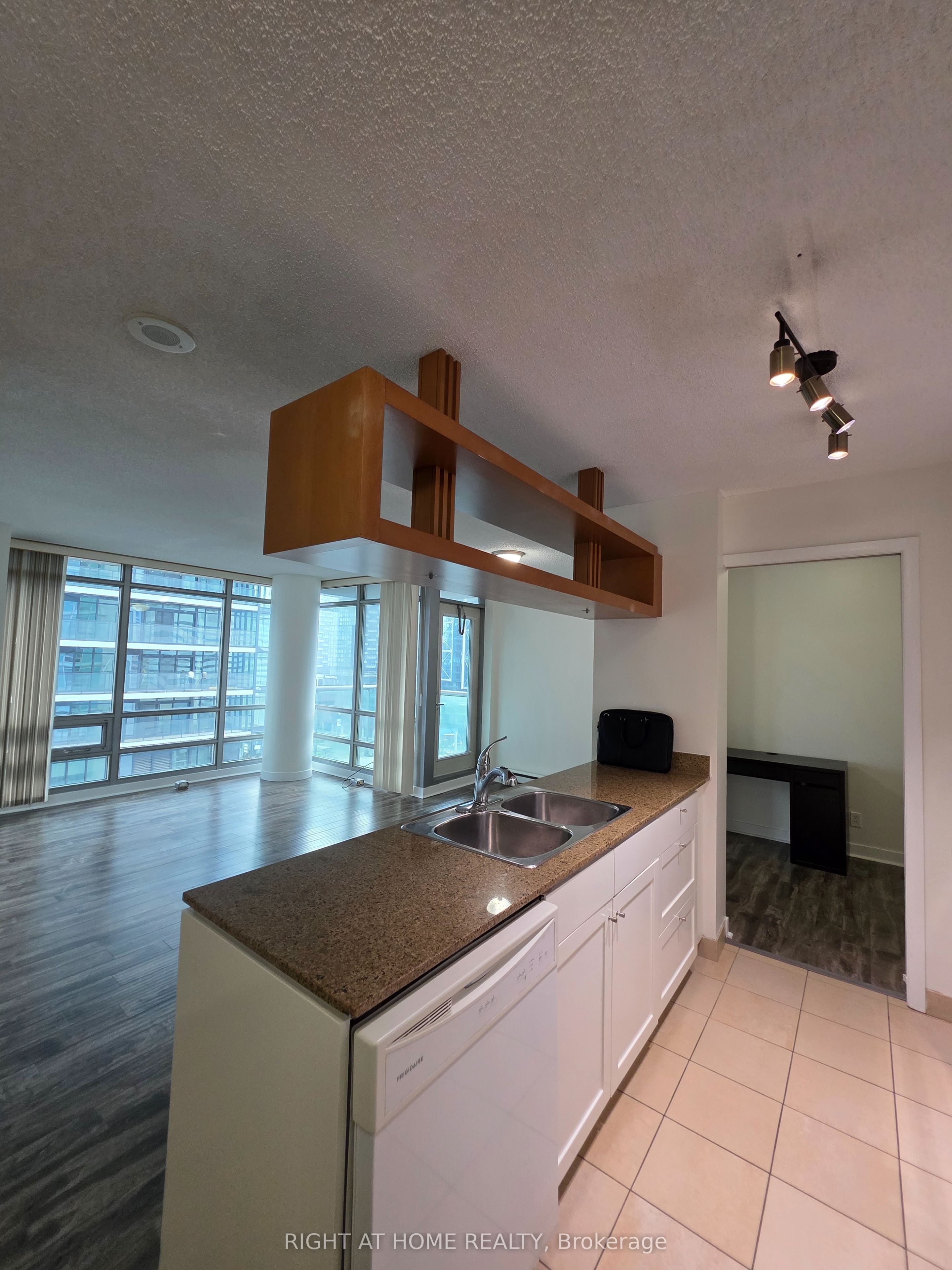 81 Navy Wharf Court 2108, Toronto, ON M5V 3S2
