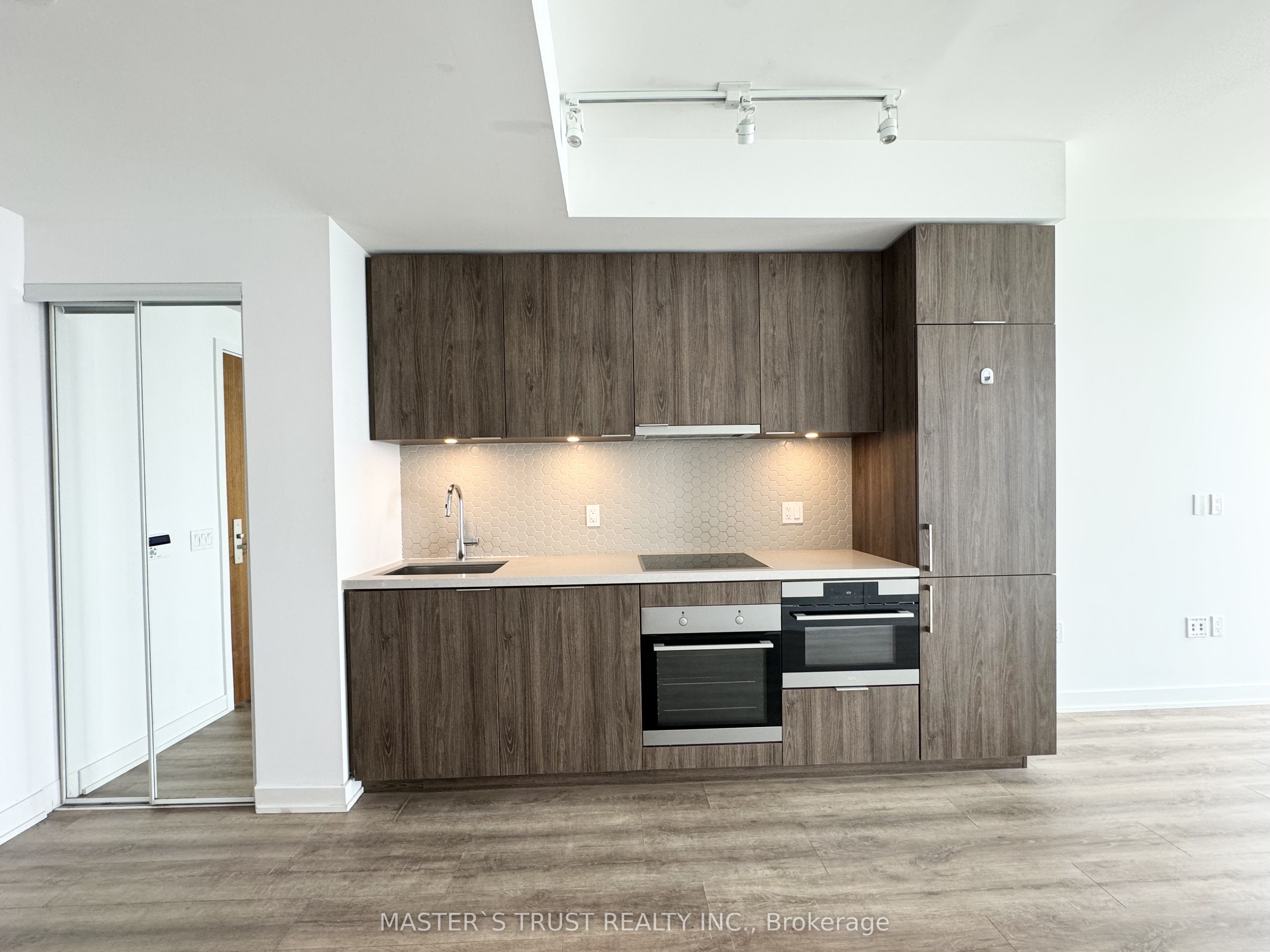 15 Queens Quay E 2503, Toronto, ON M5E 0A4 photo 3