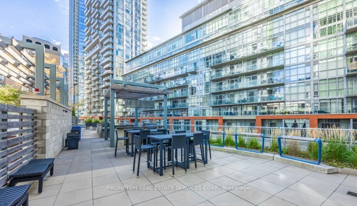 30 Nelson Street 407, Toronto, ON M5V 0H5 photo 2