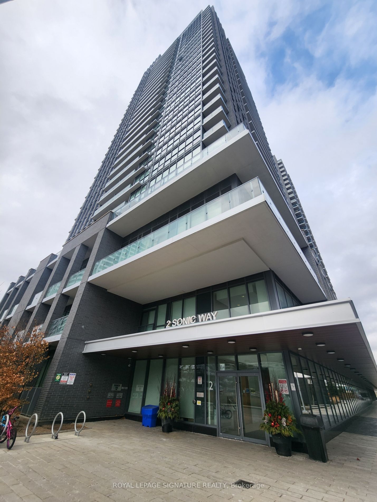 2 Sonic Way 808, Toronto, ON M3C 0P2