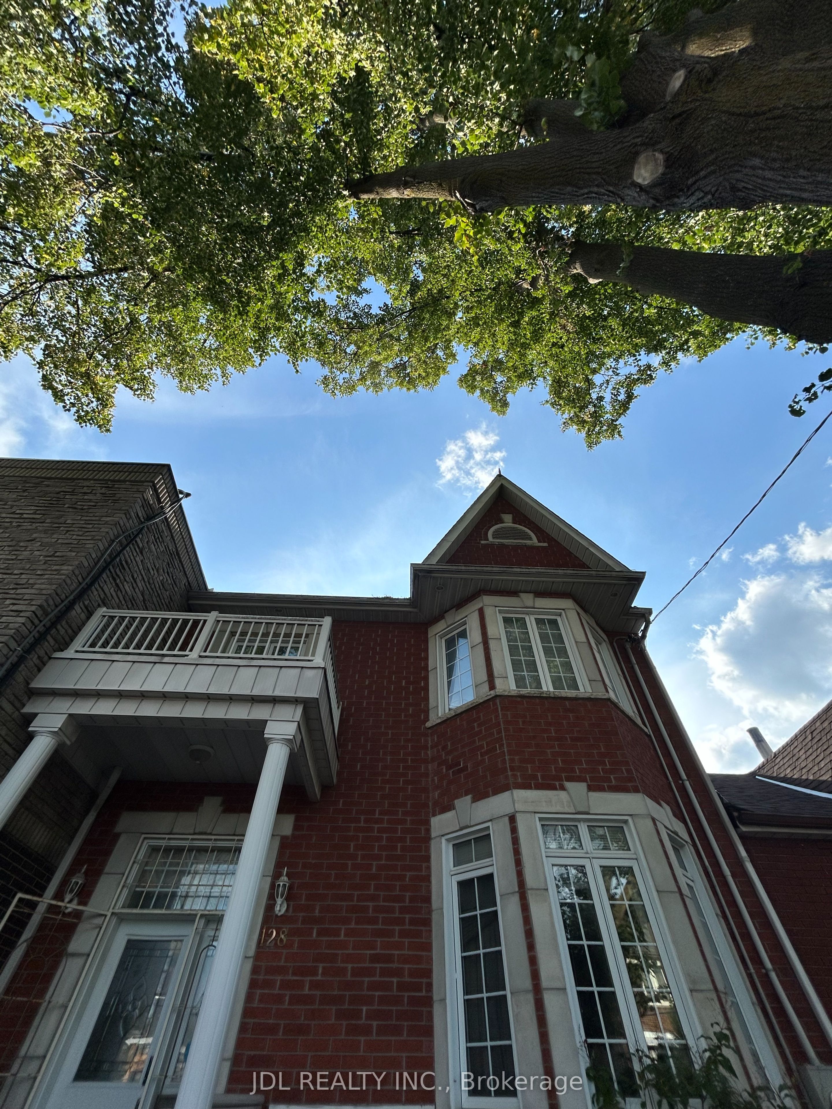 128 Denison Ave Avenue One Bedroom Main Floor, Toronto, ON M5T 2N3