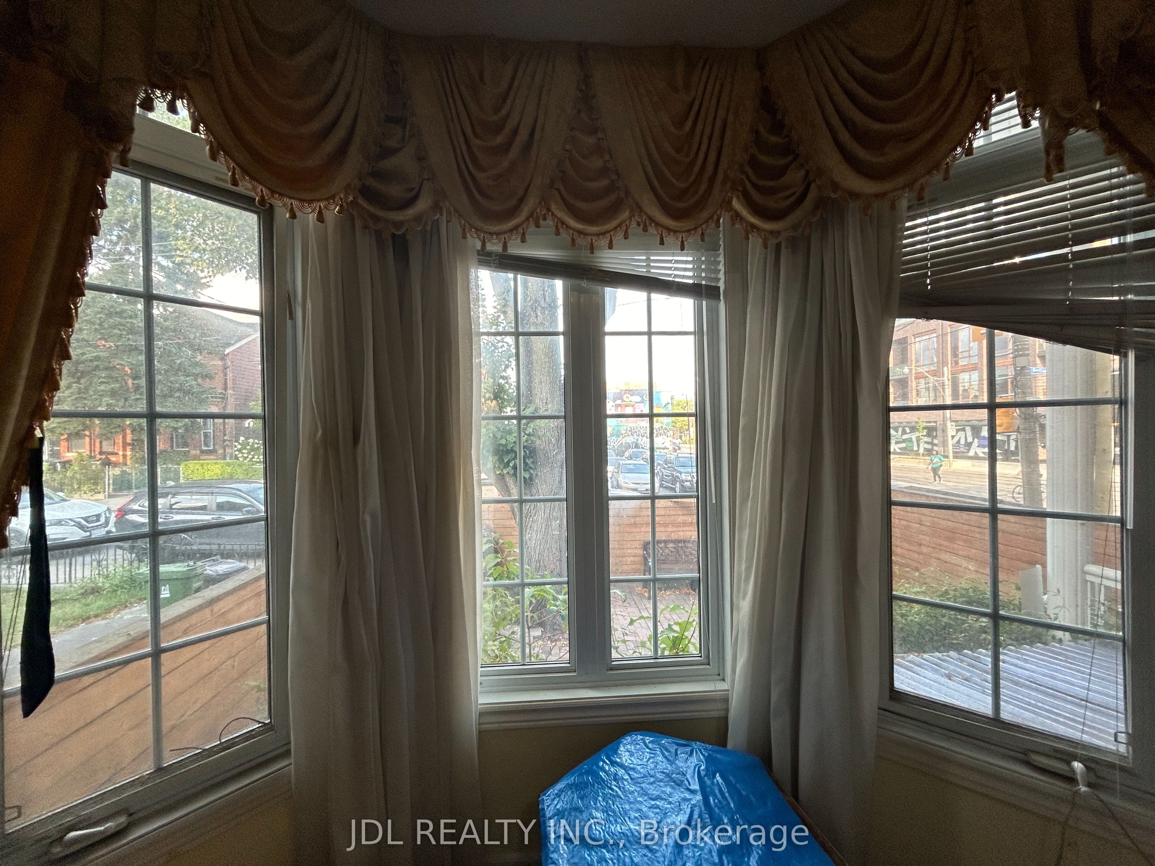 128 Denison Ave Avenue One Bedroom Main Floor, Toronto, ON M5T 2N3 photo 2