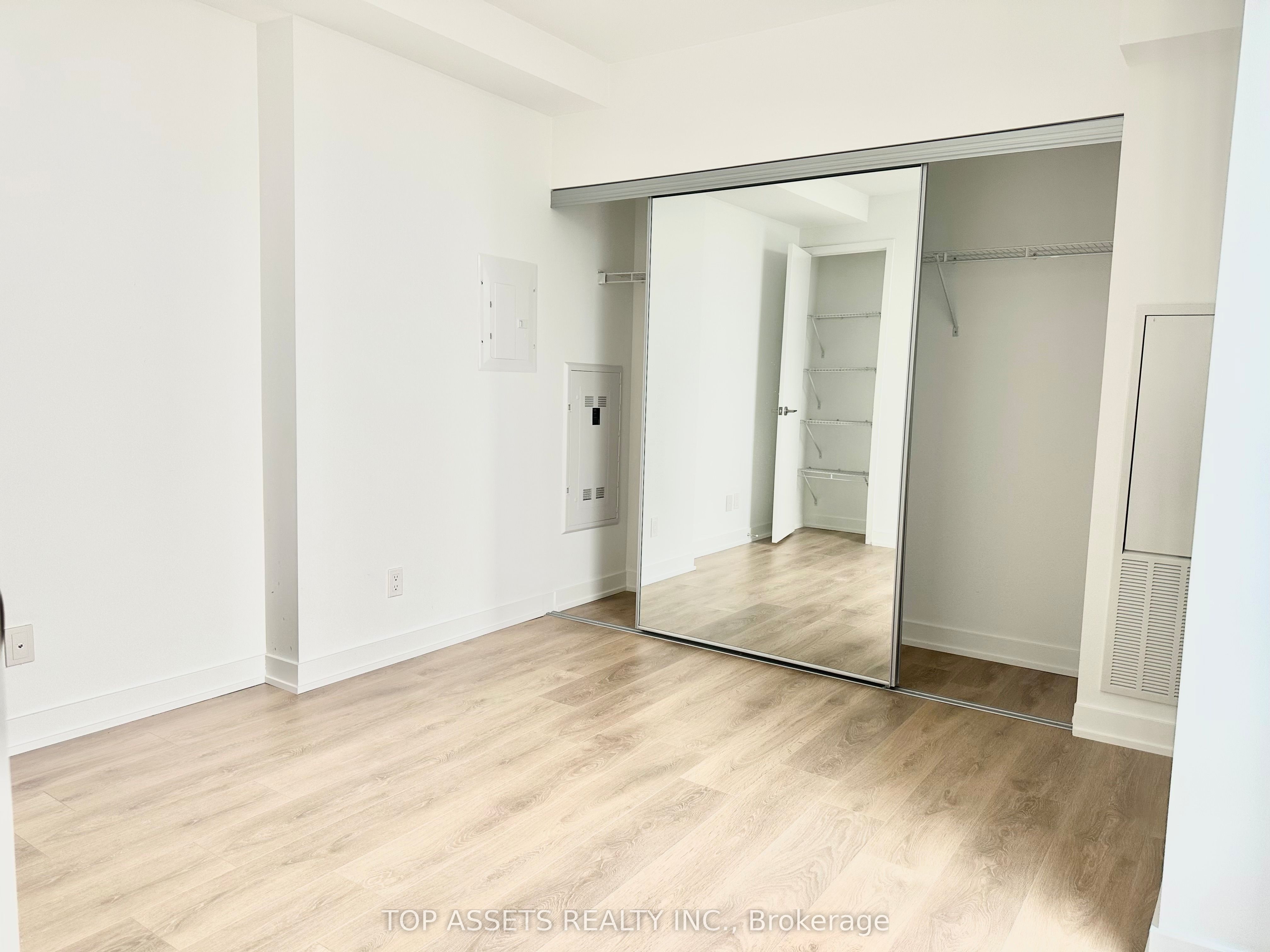 18 Maitland Terrace 2505, Toronto, ON M4Y 1Y4 photo 3