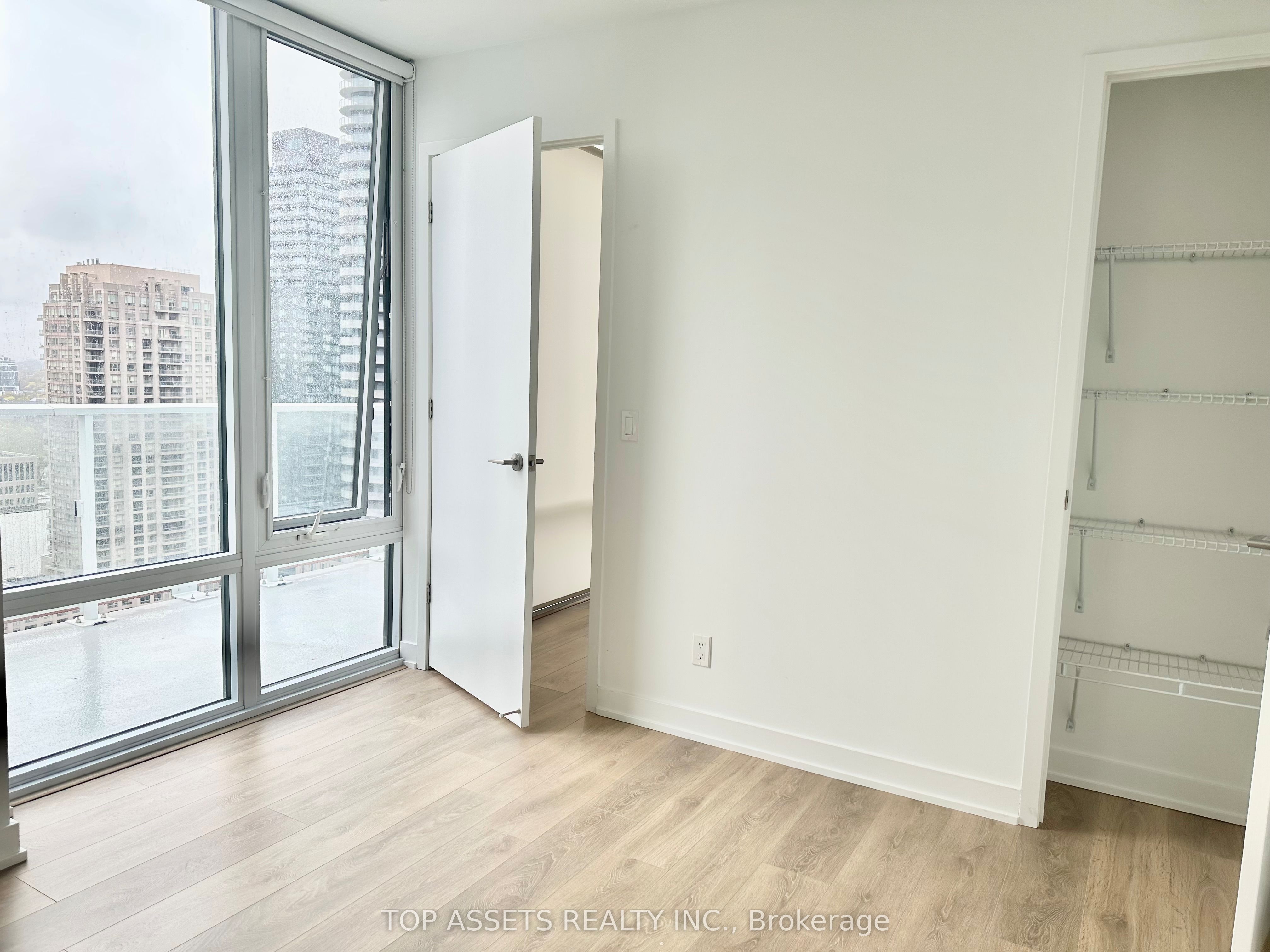 18 Maitland Terrace 2505, Toronto, ON M4Y 1Y4 photo 4