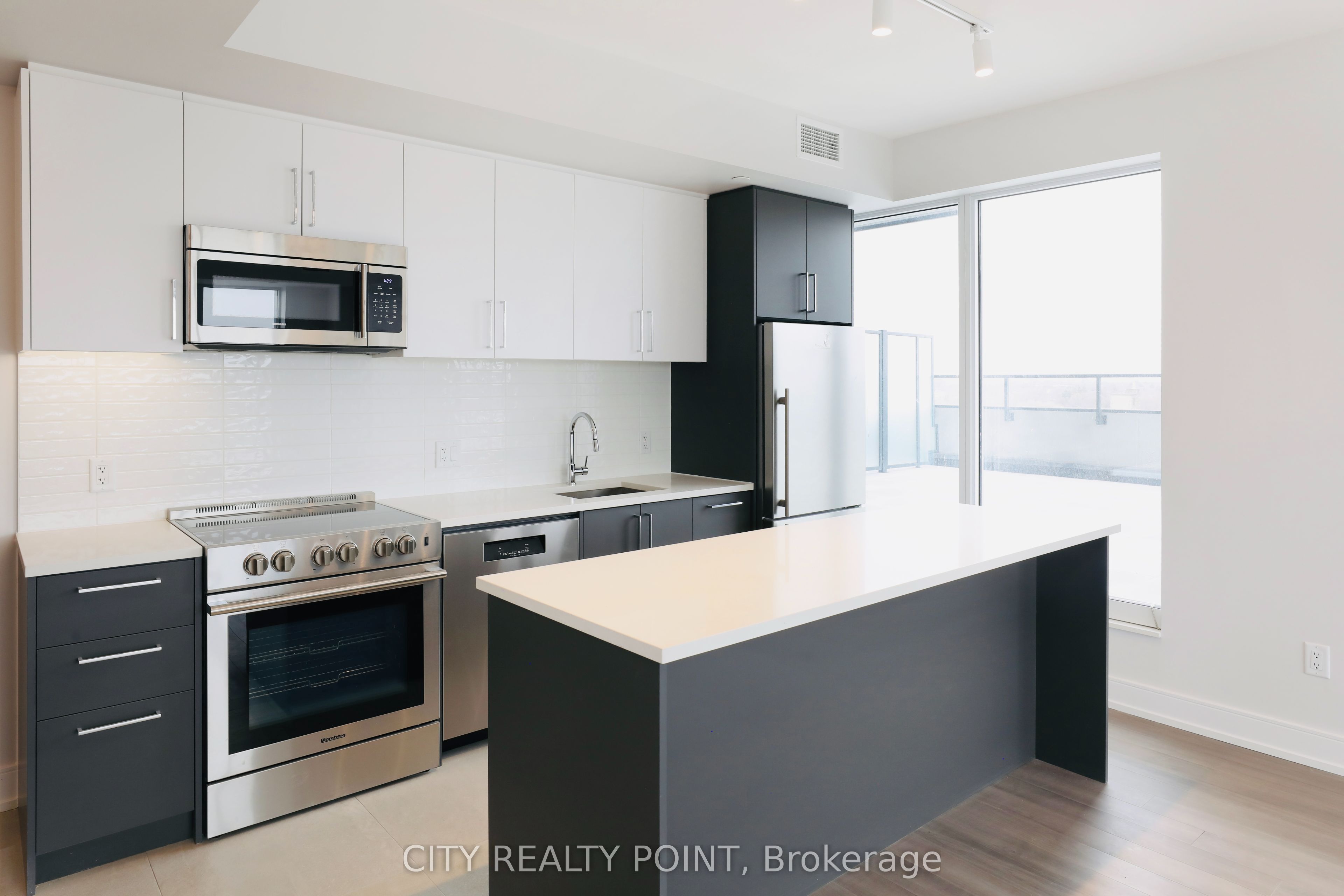 2525 Bathurst Street 909, Toronto, ON M6B 2Y9 photo 4