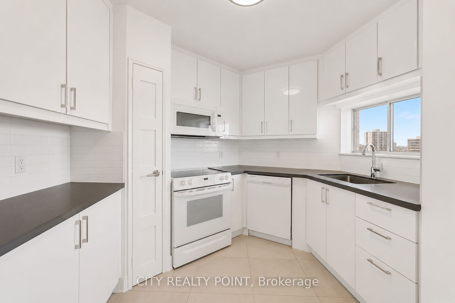 9 Deer Park Crescent 1002, Toronto, ON M4V 2C4 photo 2