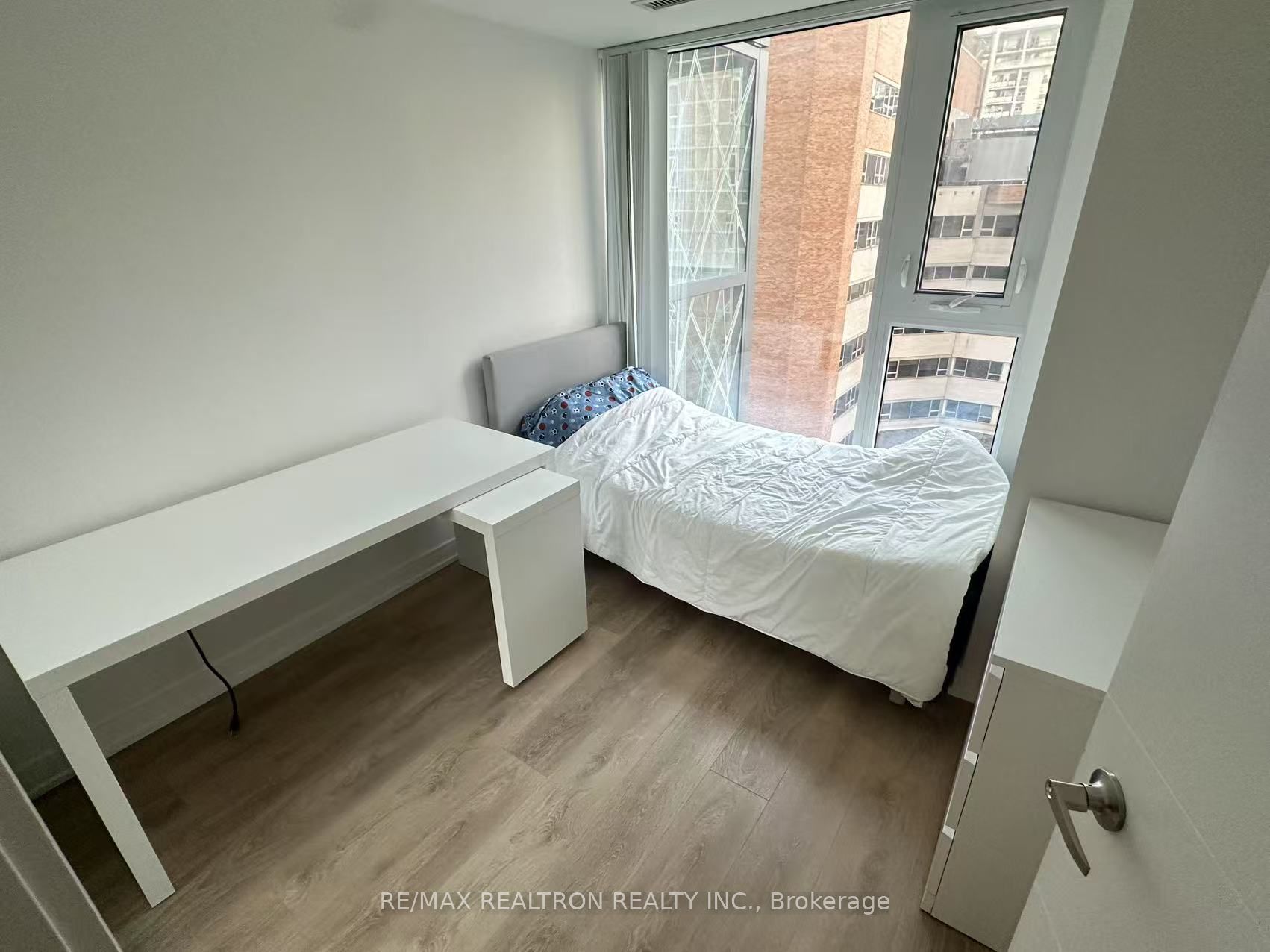 50 Wellesley Street E 810, Toronto, ON M4Y 1G2 photo 2