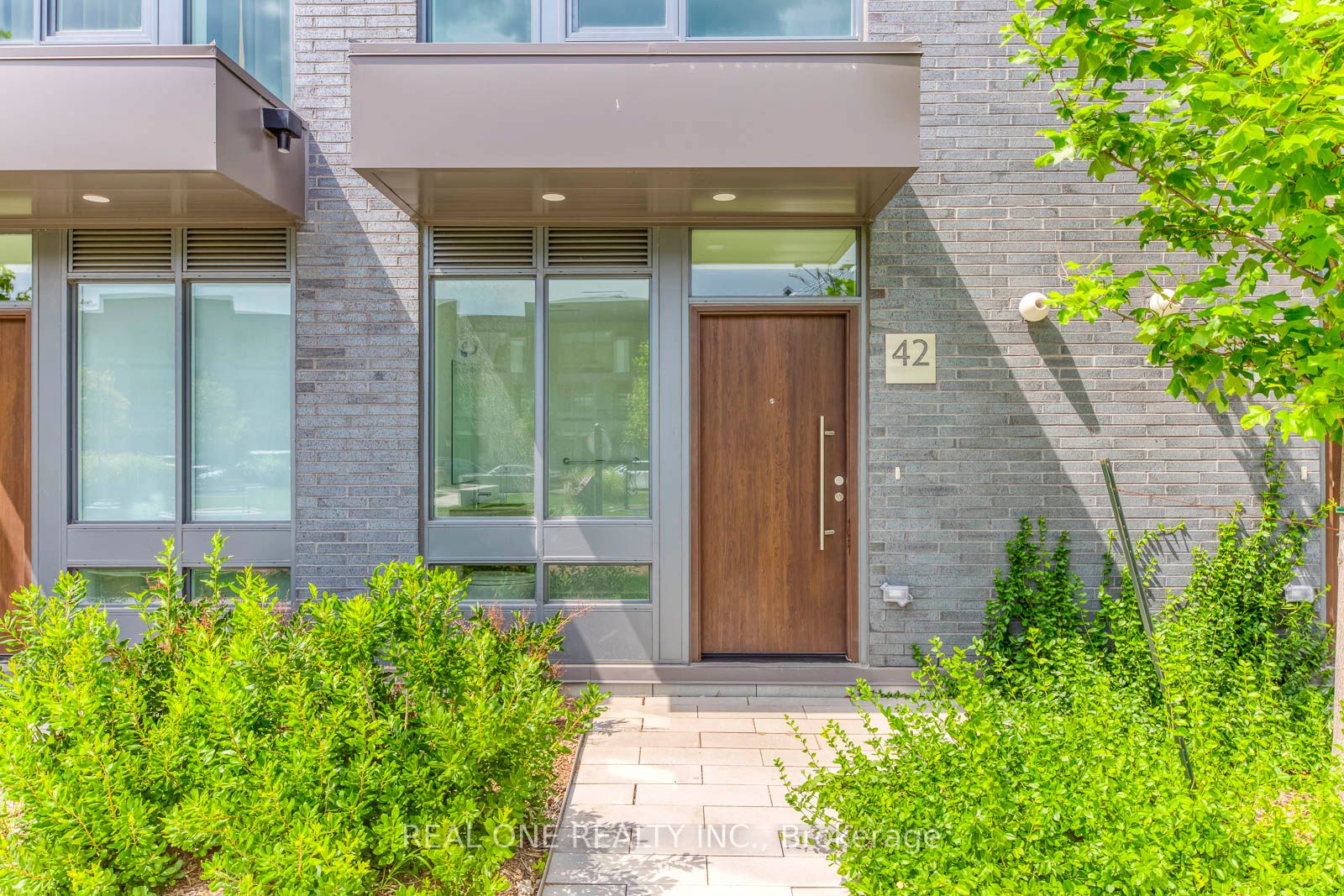 42 Sonic Way, Toronto, ON M3C 0P3 photo 2