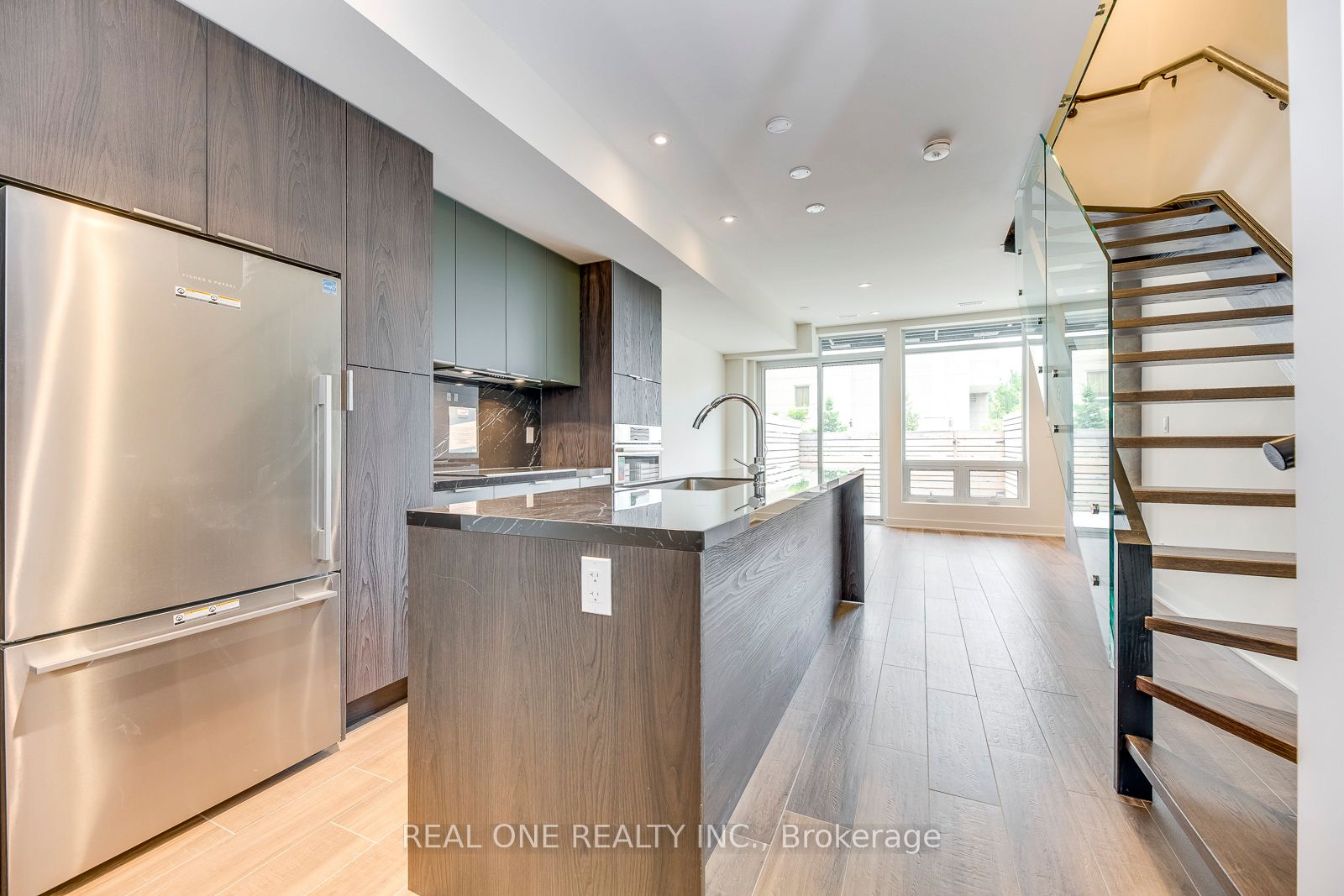 42 Sonic Way, Toronto, ON M3C 0P3 photo 4